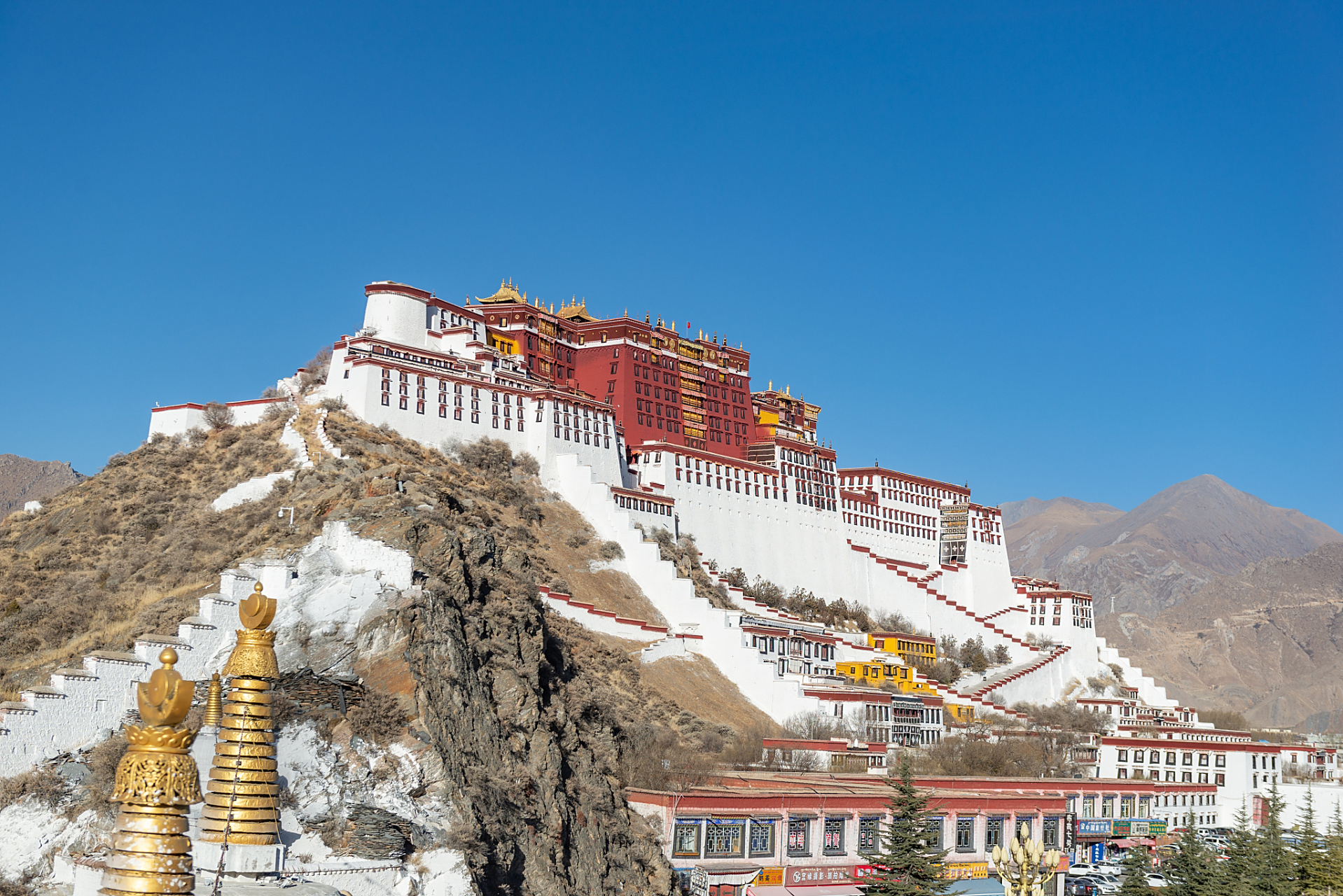 元旦假期拉萨旅游必去的两个景点是布达拉宫和大昭寺.