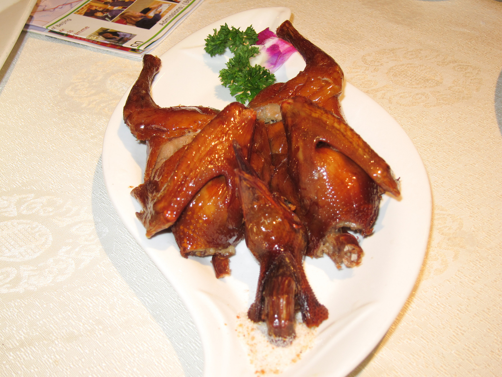 伊通烧鸽子乃满族特色美食,是吉林省伊通满族自治县的