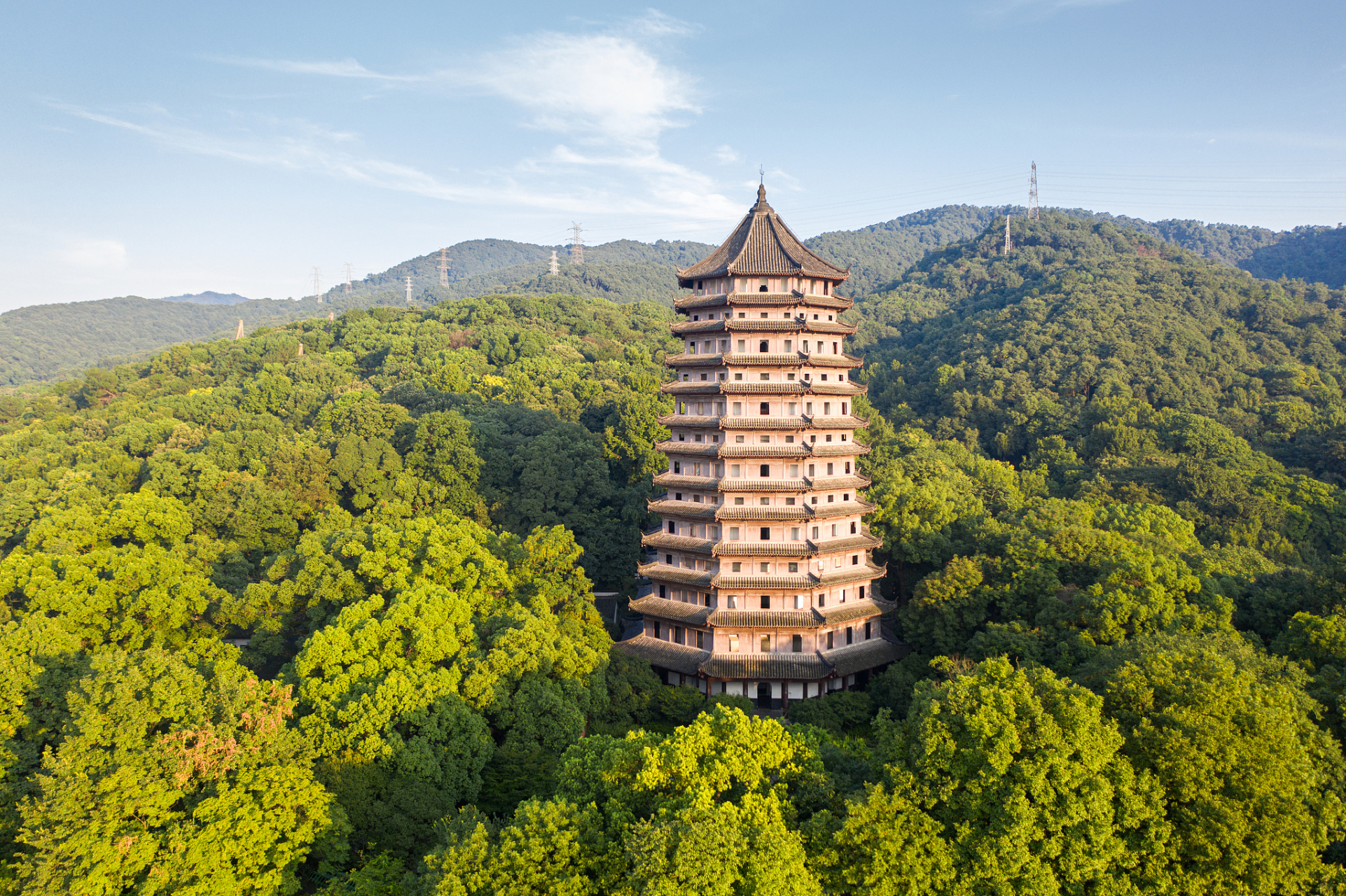 自生塔群位于墨尔多神山座北向南的西方,共有大塔七座,小塔一座