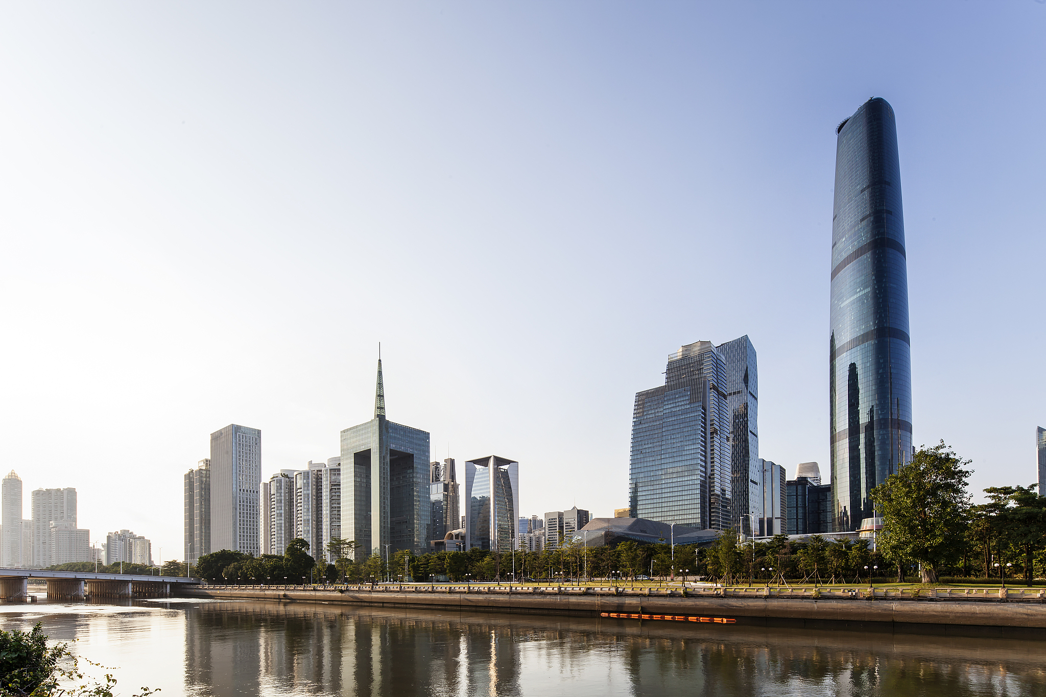 天后宫的建筑群包括正殿,献殿和寝殿等,展示了妈祖信仰的丰富内涵.