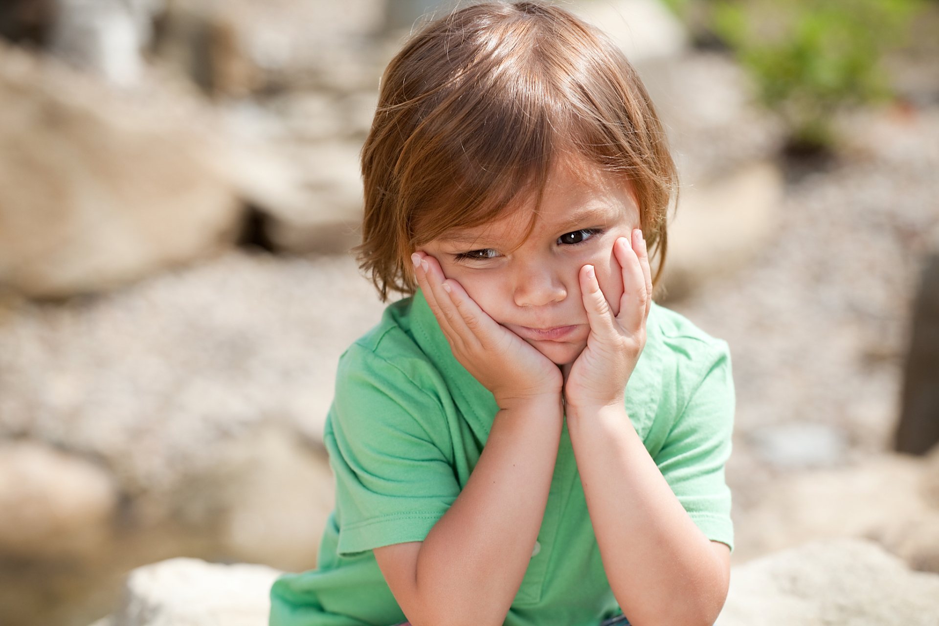 有些孩子回家后经常不开心,或者容易易怒,尤其是在高年级,孩子更容易