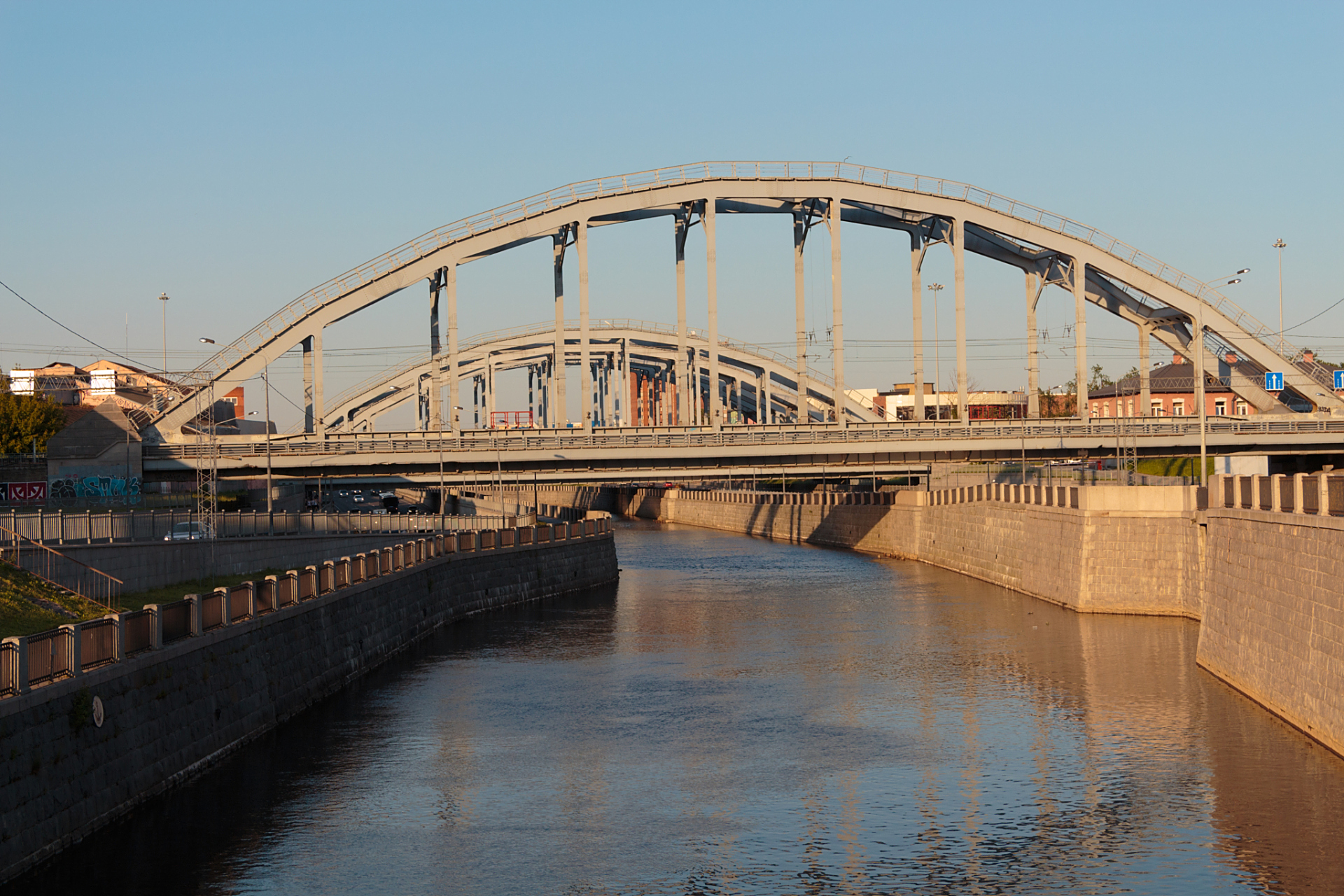 天津狮子林桥已经成了国际网红打卡地,连俄罗斯美女也来体验,生活中