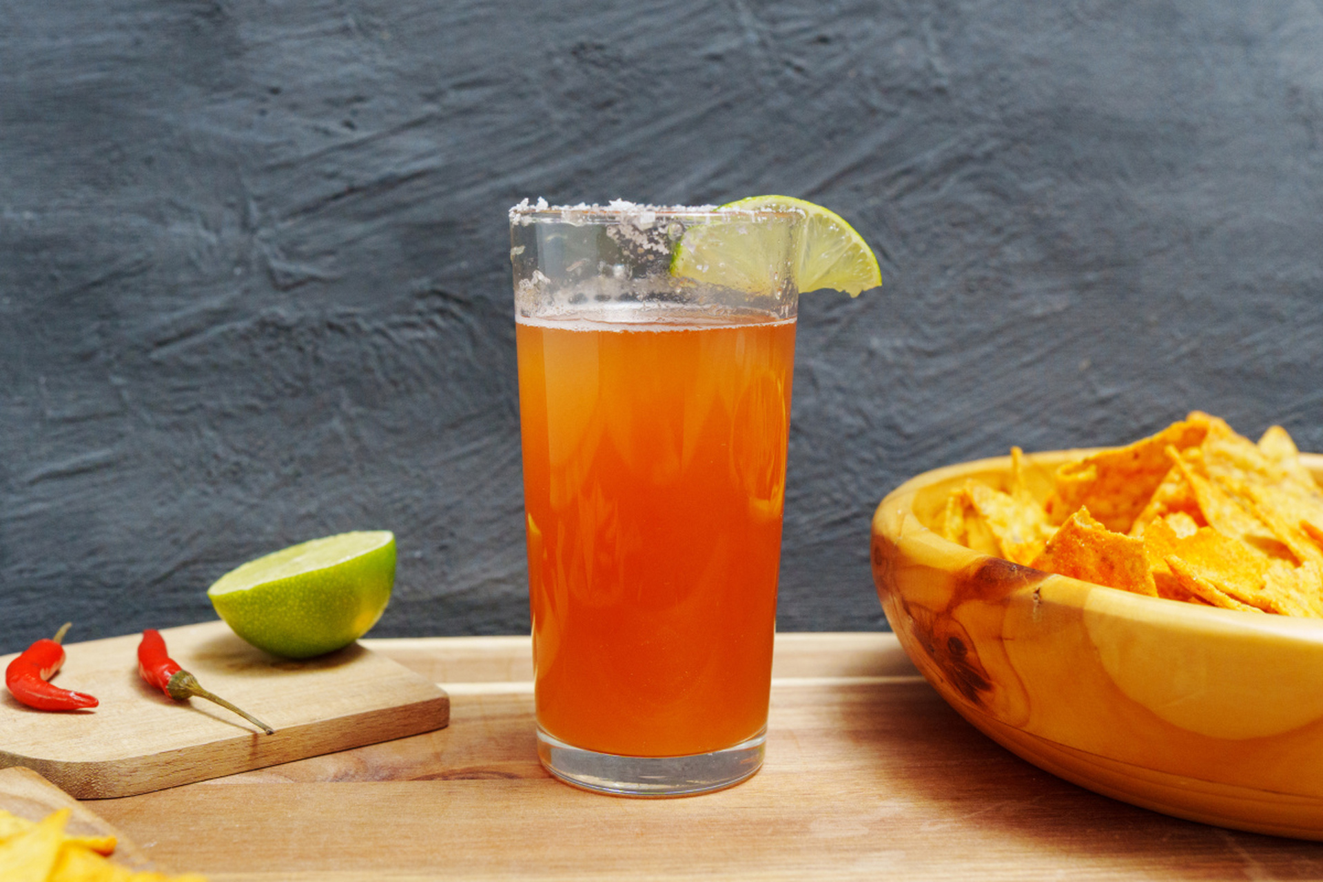 夏日炎炎,来杯冰红茶消暑吧!精选优质红茶融入柠檬冰糖蜂蜜调味.