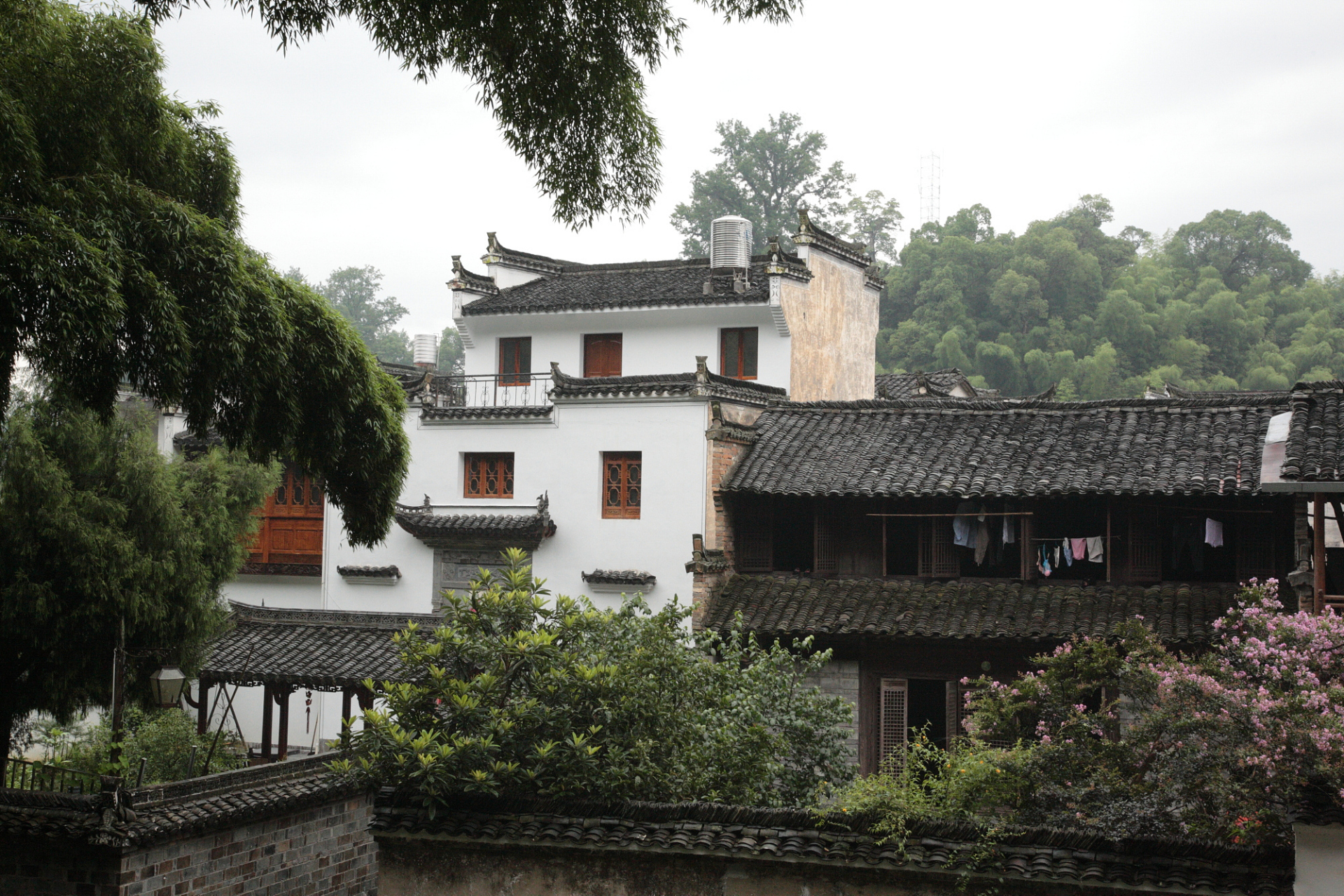 熹园,坐落于江西省婺源县紫阳镇汤村街边,是一座充满文化底蕴和艺术