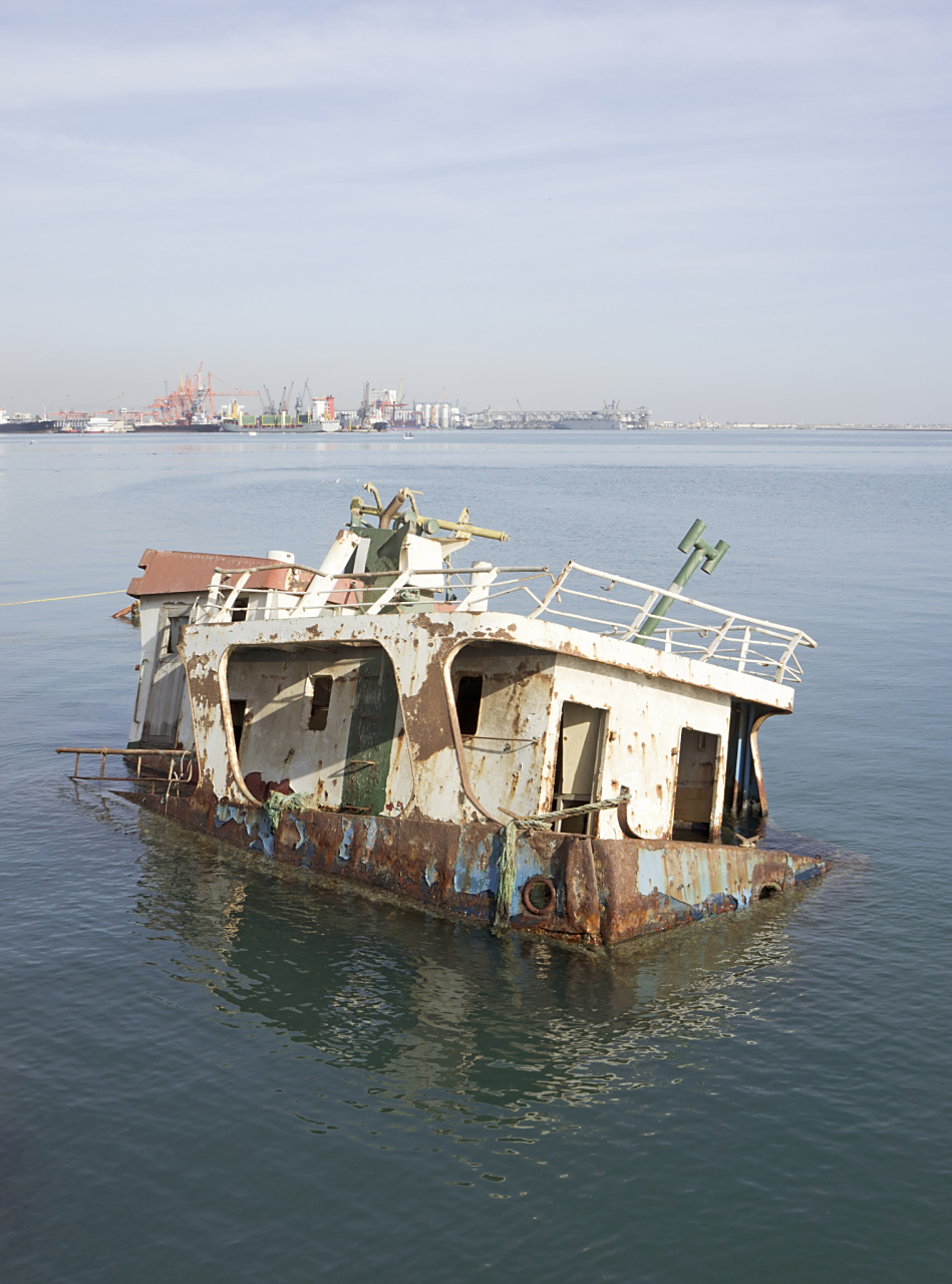 看到这艘小破船,真是让人觉得既可恨又可笑