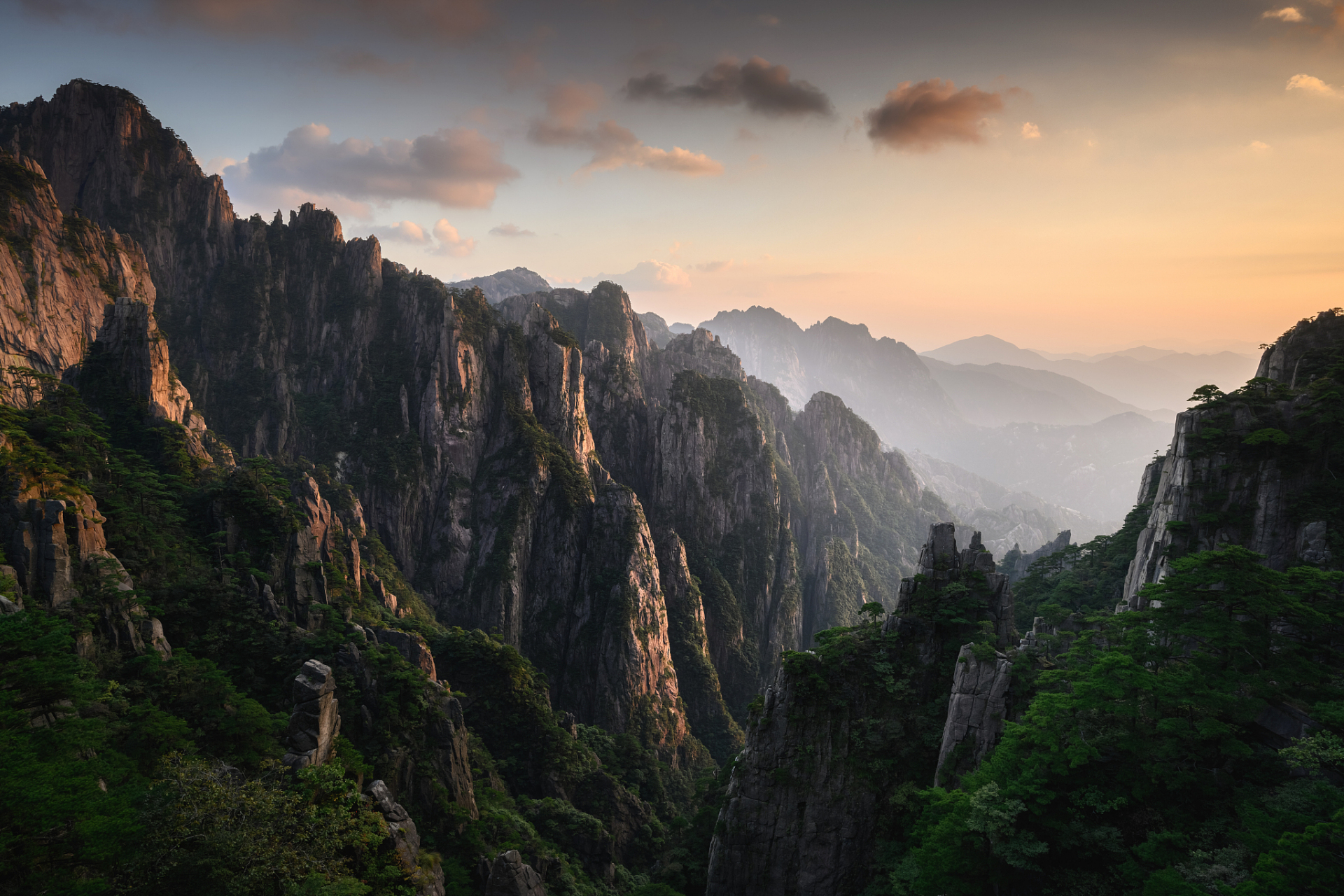 黄山:黄山位于安徽省黄山市,是中国著名的山水风景名胜区