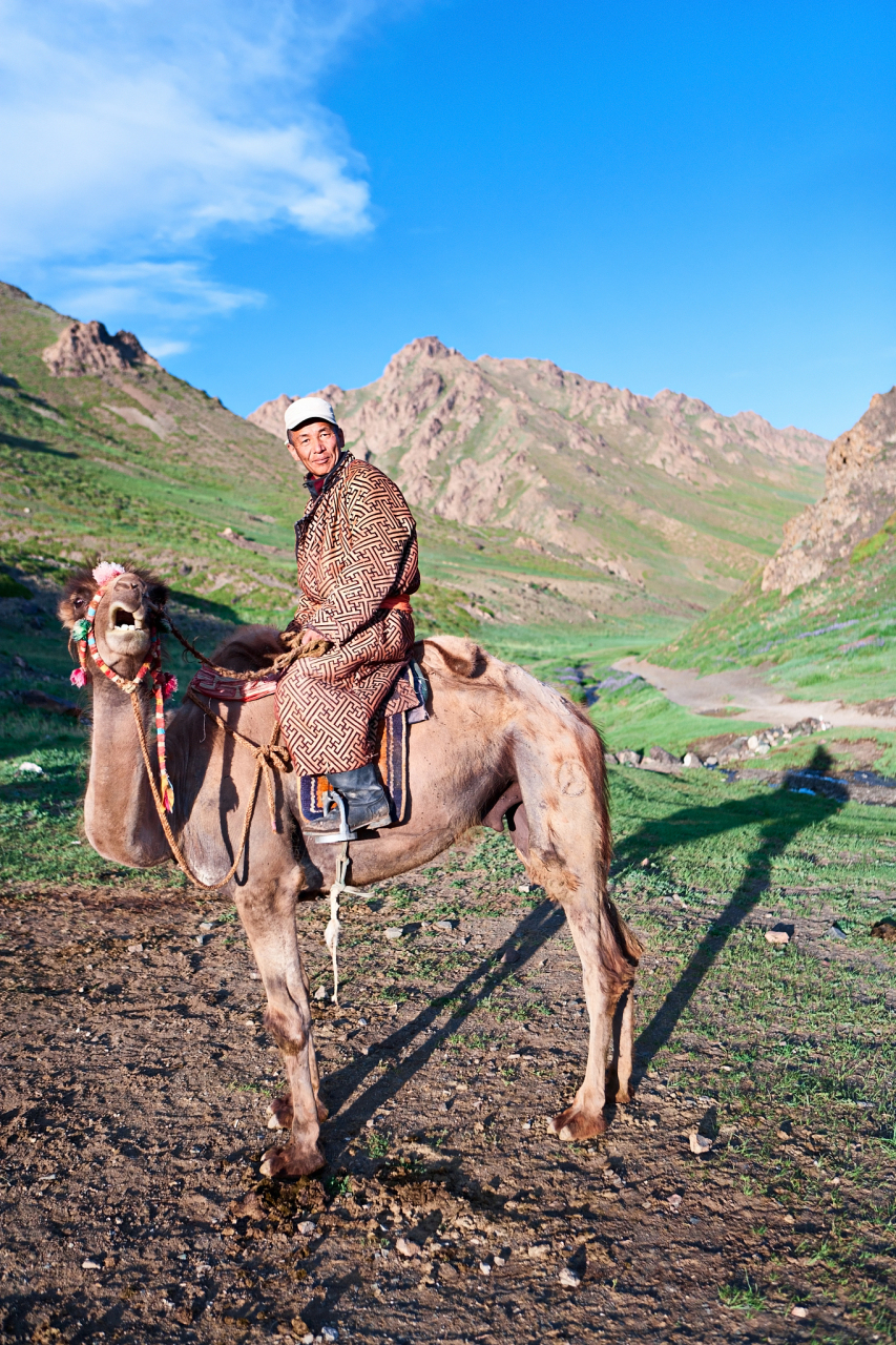 有一天,一个人在沙漠中遇到了一个骑着骆驼的牧民