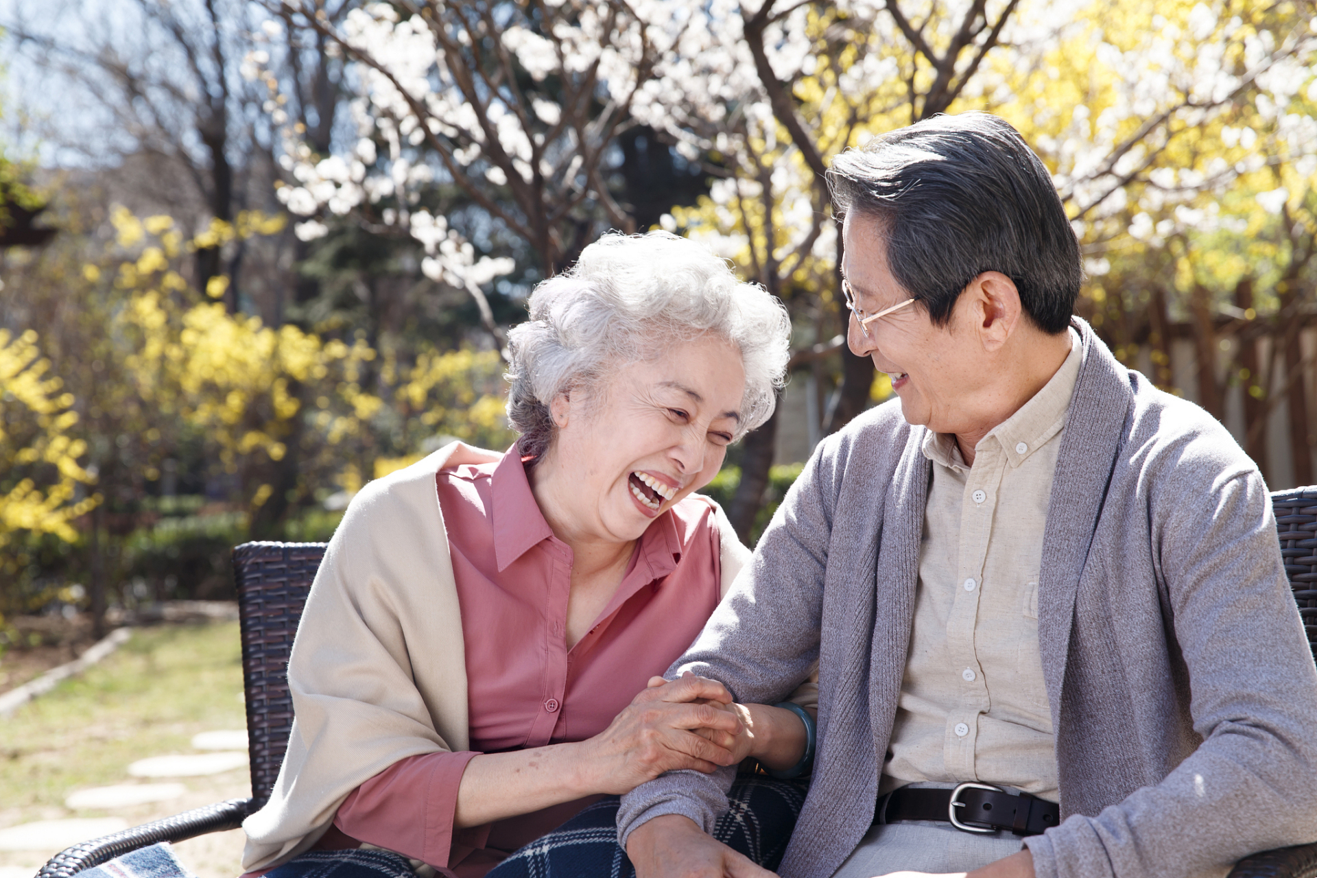 中医养生方法之晒太阳,正确晒太阳,有助身体健康.