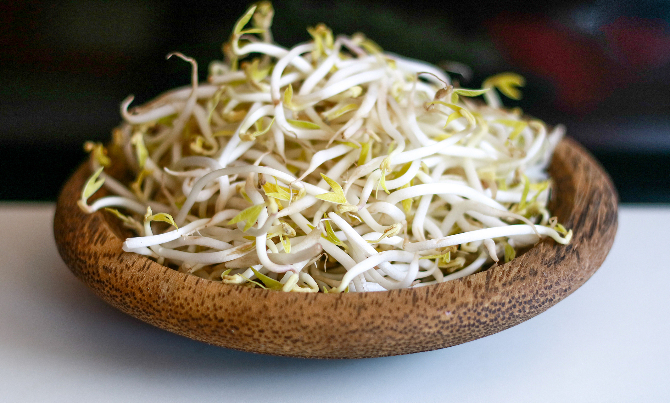 绿豆芽作为一种常见的蔬菜,其营养价值丰富,含有多种维生素和矿物质.