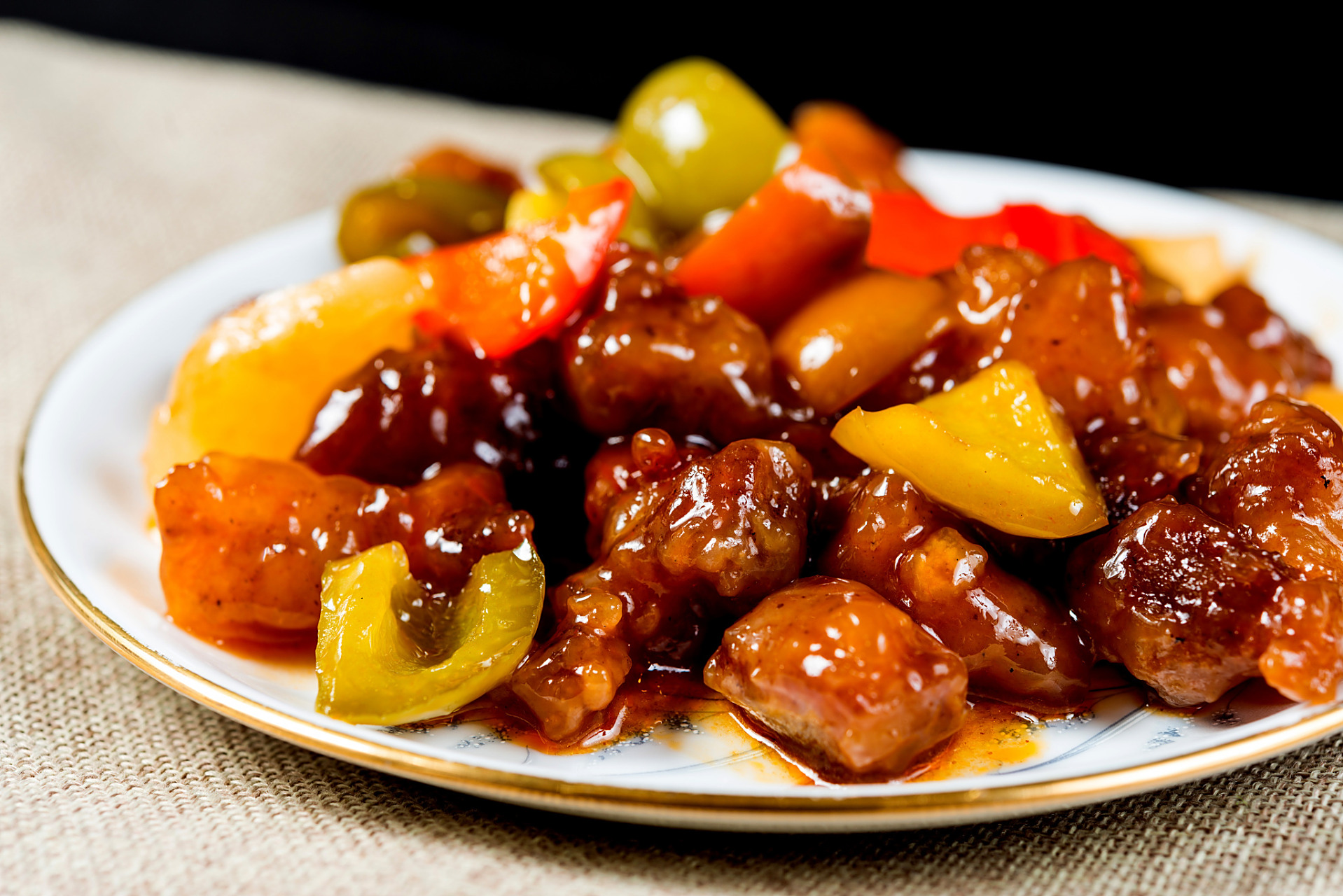 酸甜排骨是一道经典的中国菜肴,它的味道酸甜可口,口感鲜嫩多汁,深受