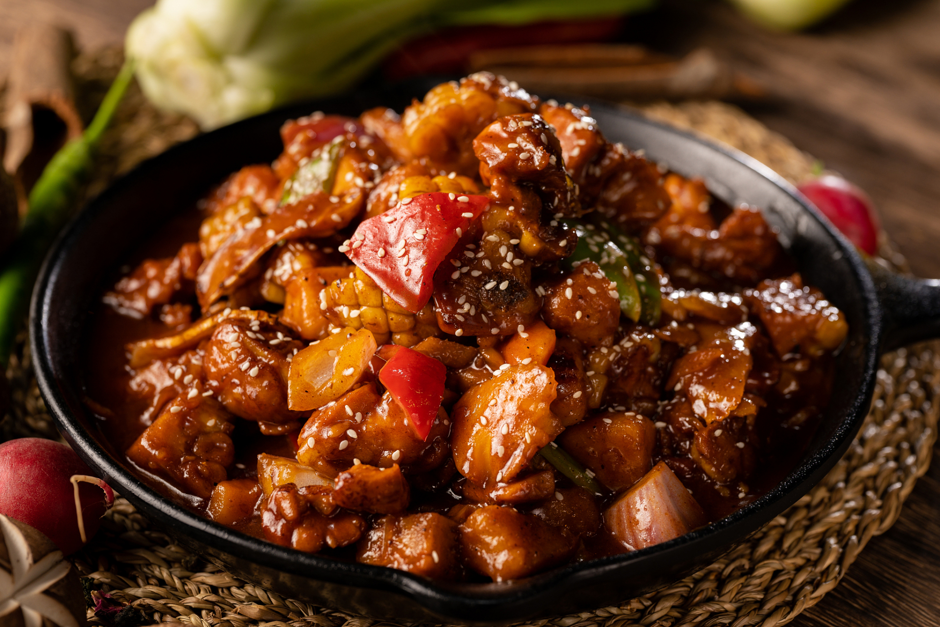 三杯鸡,源自江西的传统美食,以其独特的口感和香气而著称.