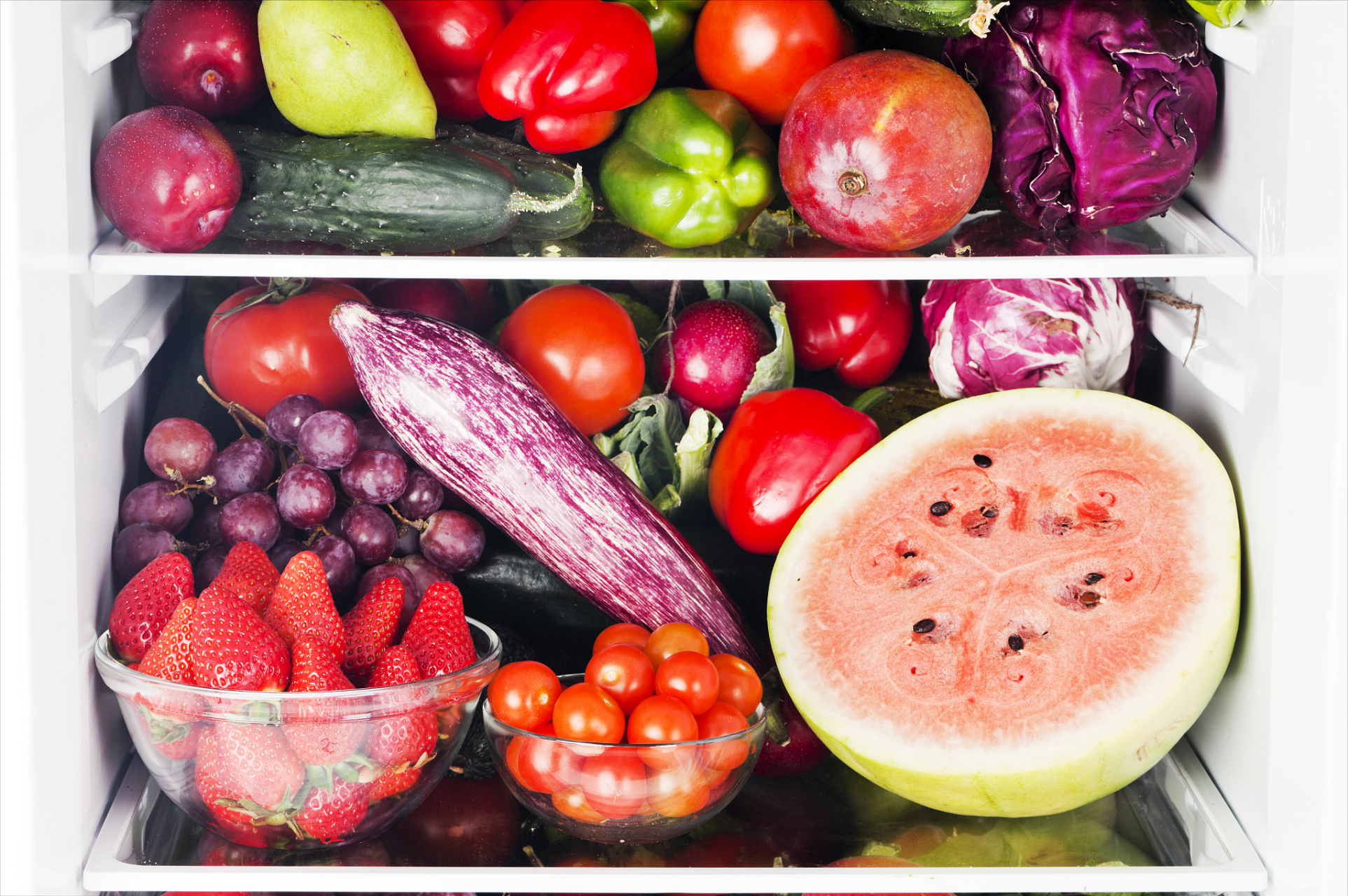 切开的西瓜用保鲜膜包好,可放入冰箱冷藏2-3天,但需注意观察颜色和