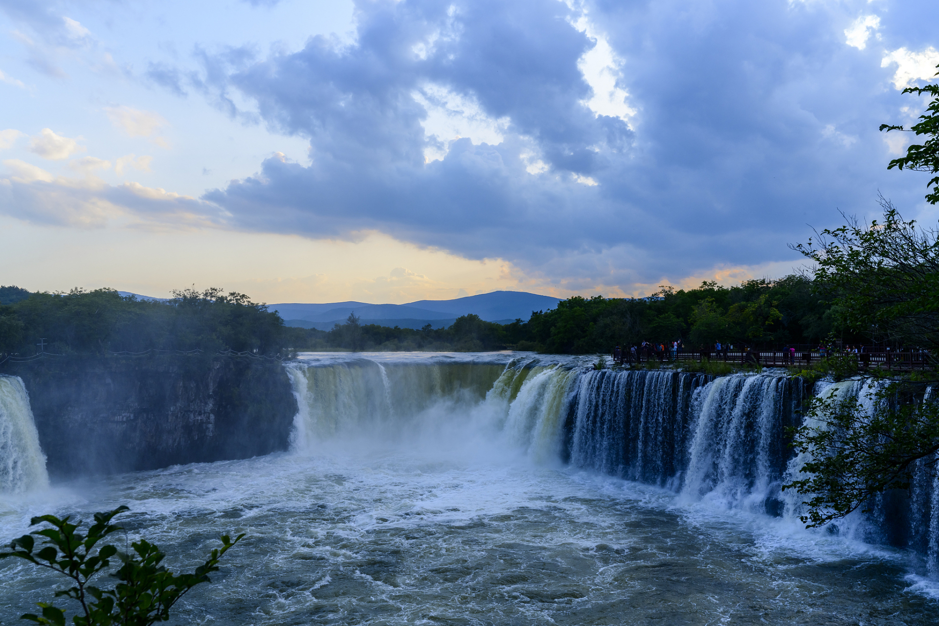 镜泊湖国家级风景名胜区以其独特的湖光山色,火山口地下原始森林和