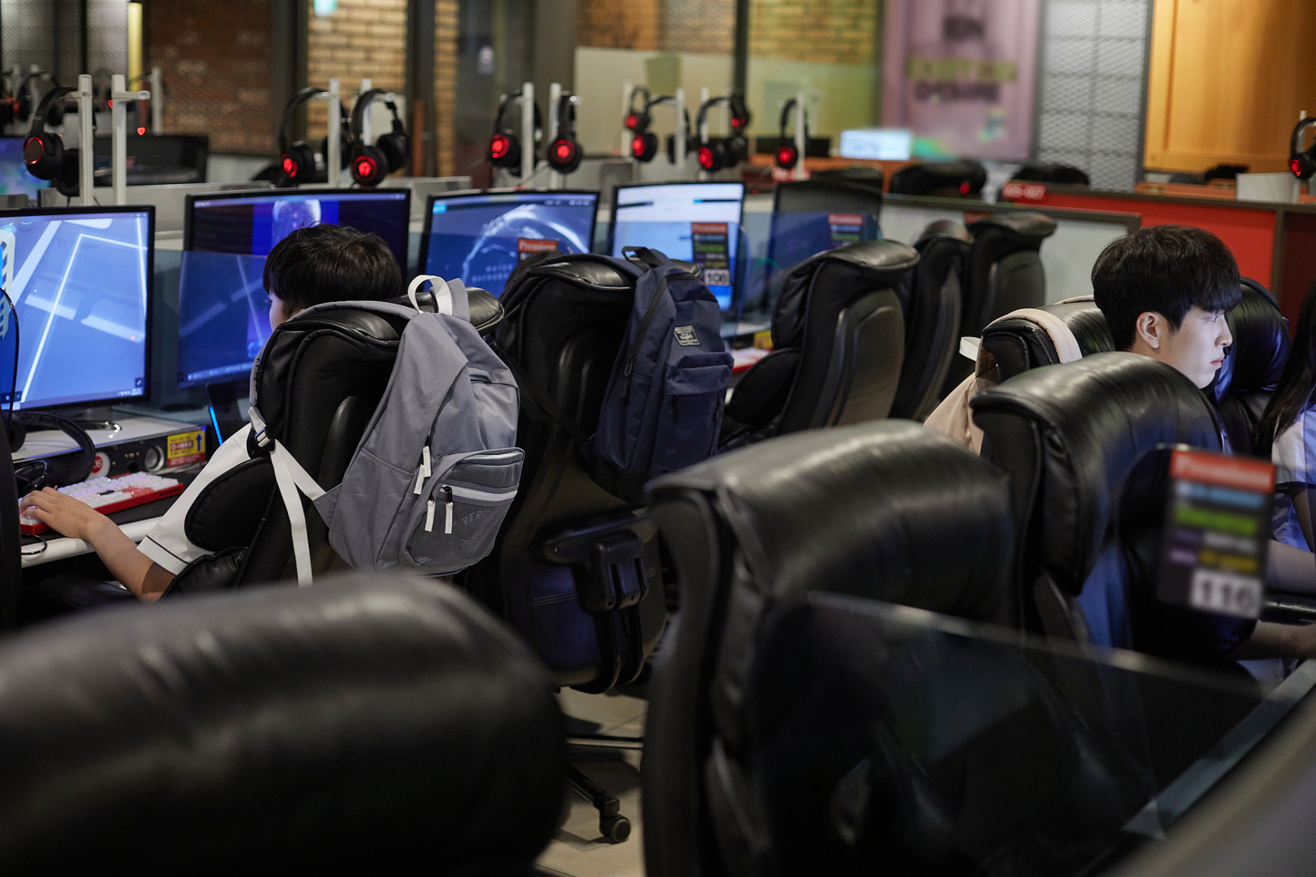 作为未成年人, 心智不成熟, 自控能力弱, 一旦接触手机, 就会很容易