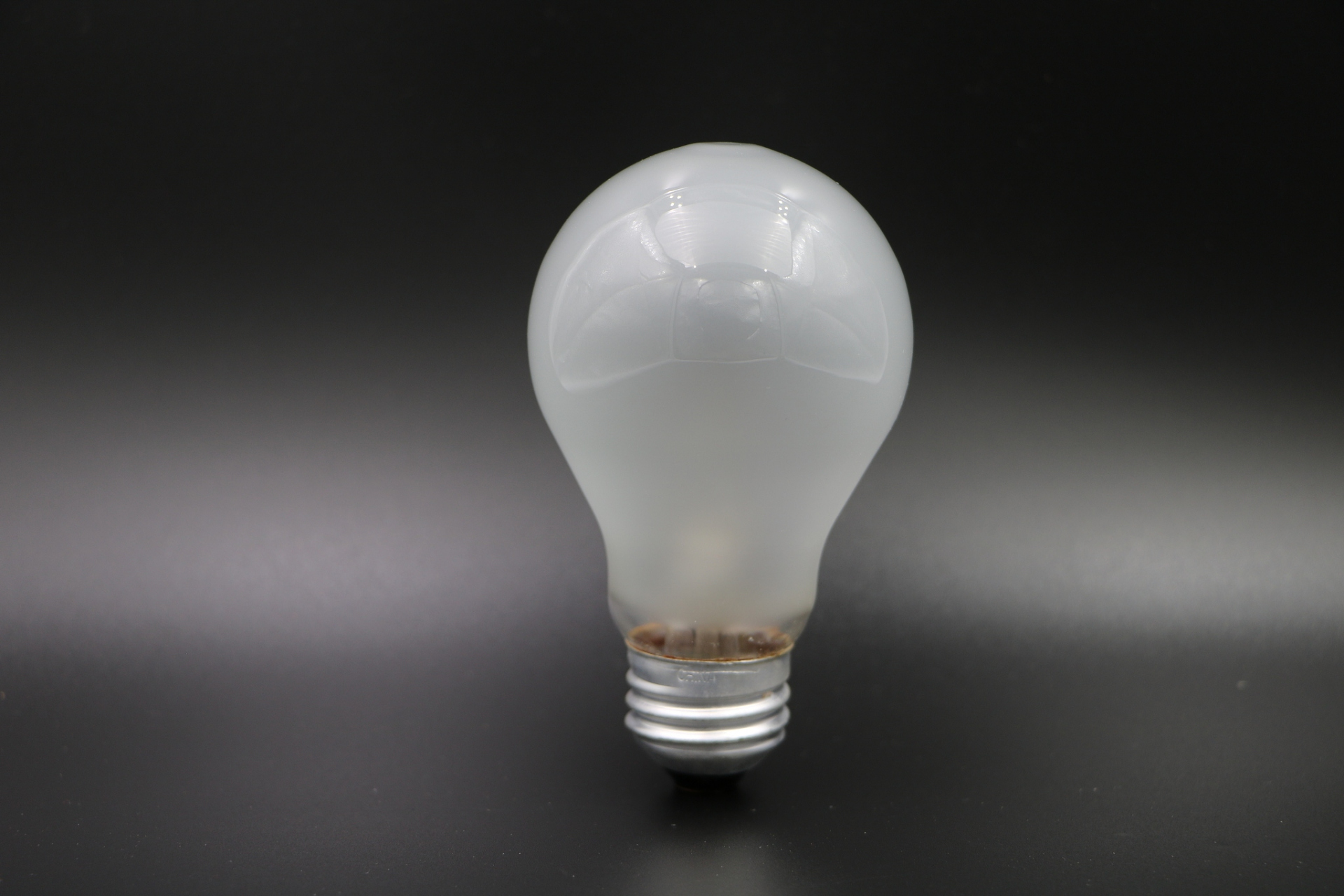 白炽灯上的物理知识 1.灯丝用钨丝——钨丝的熔点高,高温下不易熔化.