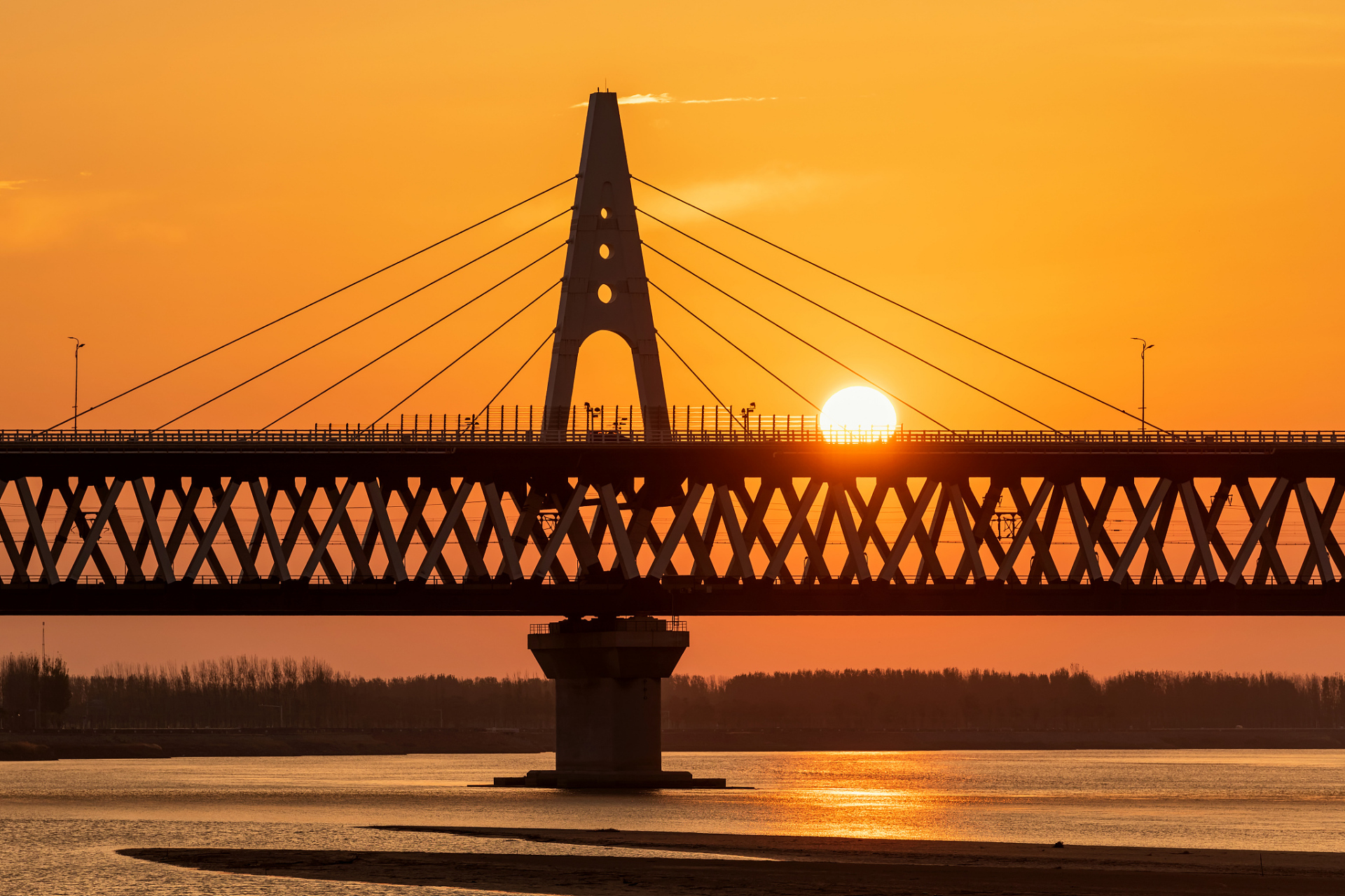 郑州的黄河风景名胜区有壮丽的黄河大桥,有雄伟的黄河大坝,更有那一片