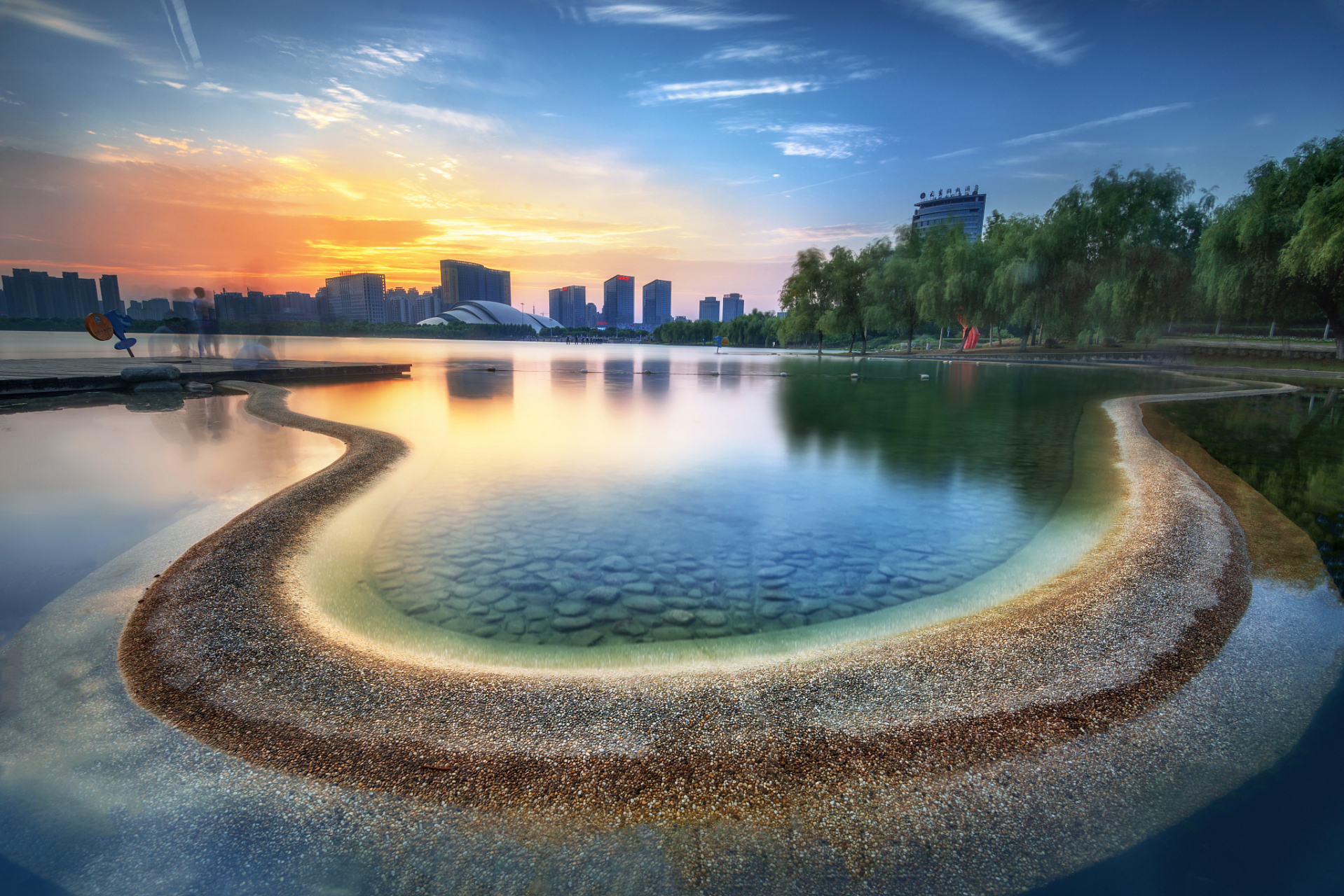 合肥天鹅湖是一个令人流连忘返的地方,它位于安徽省合肥市蜀山区,是一