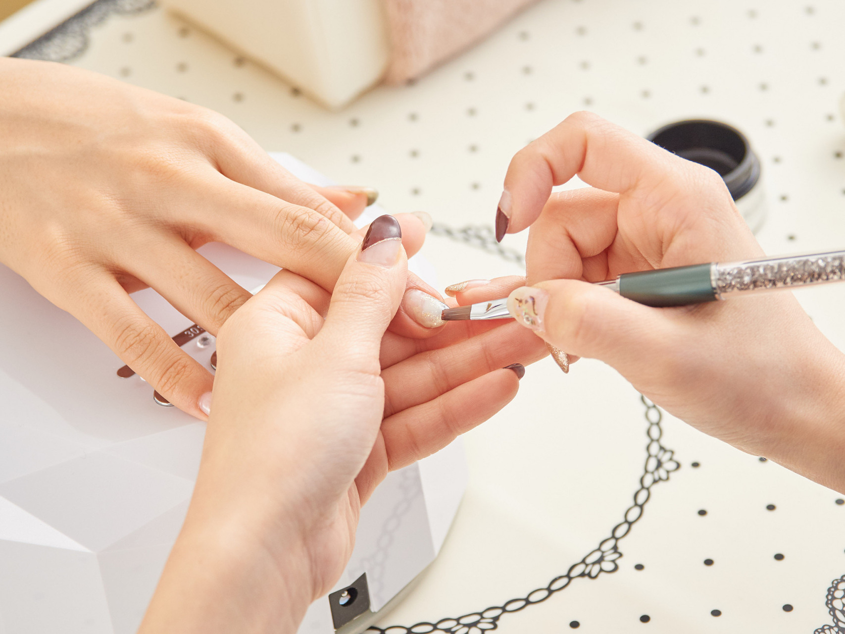 陕西西安一美甲店老板称一名老外做完美甲不给钱,老外表示没带够钱