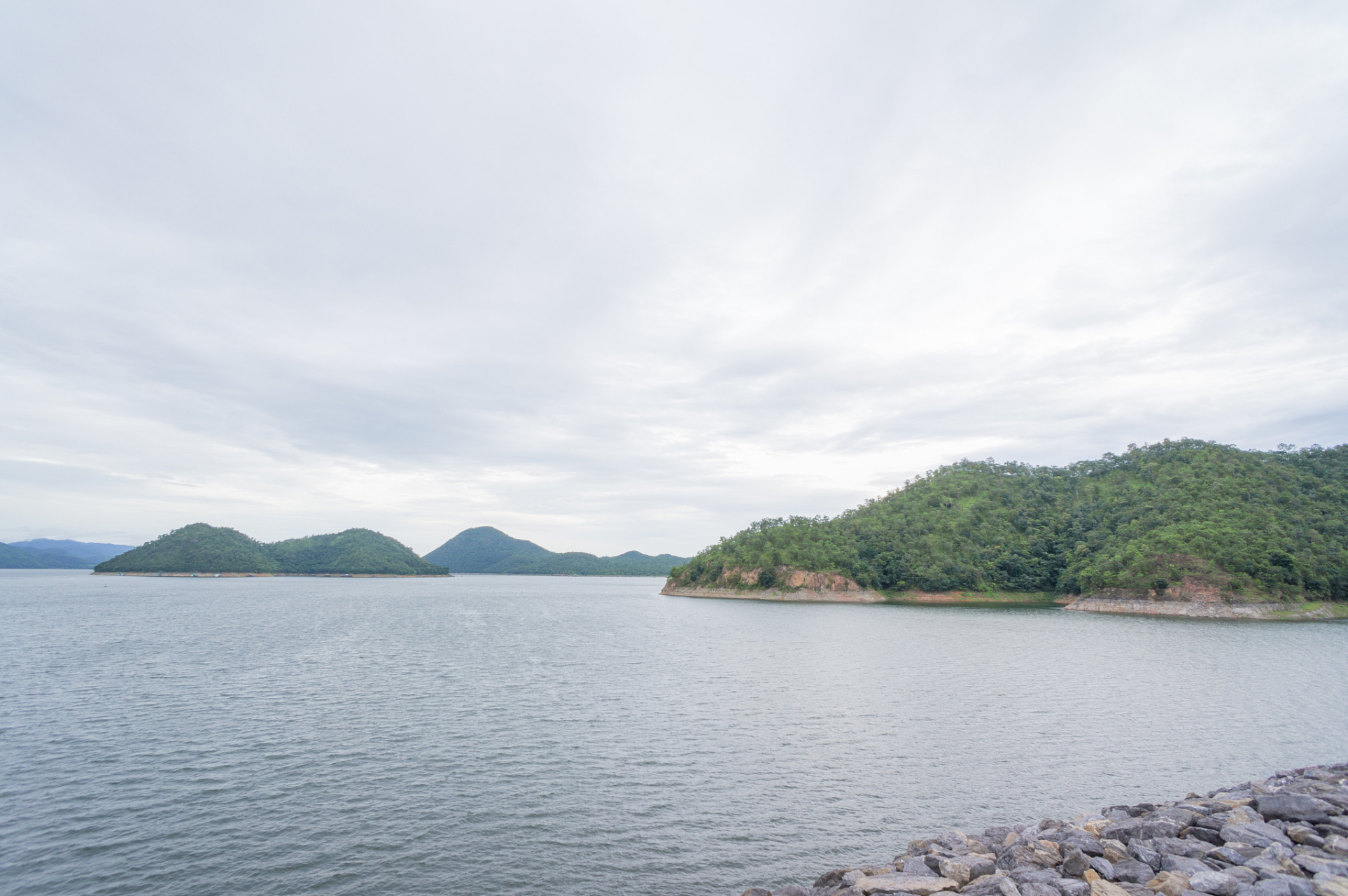 齐山-平天湖风景区,位于安徽省池州市贵池城东南方向,是集山,水,林,洞