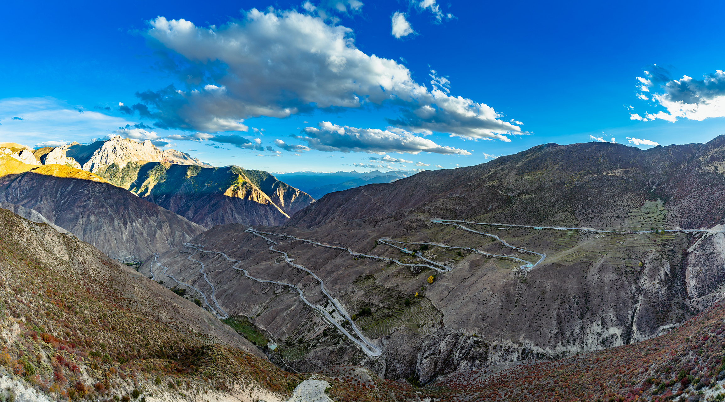 觉巴山垭口位于中国四川省西部巴塘至西藏自治区东部芒康县和左贡的
