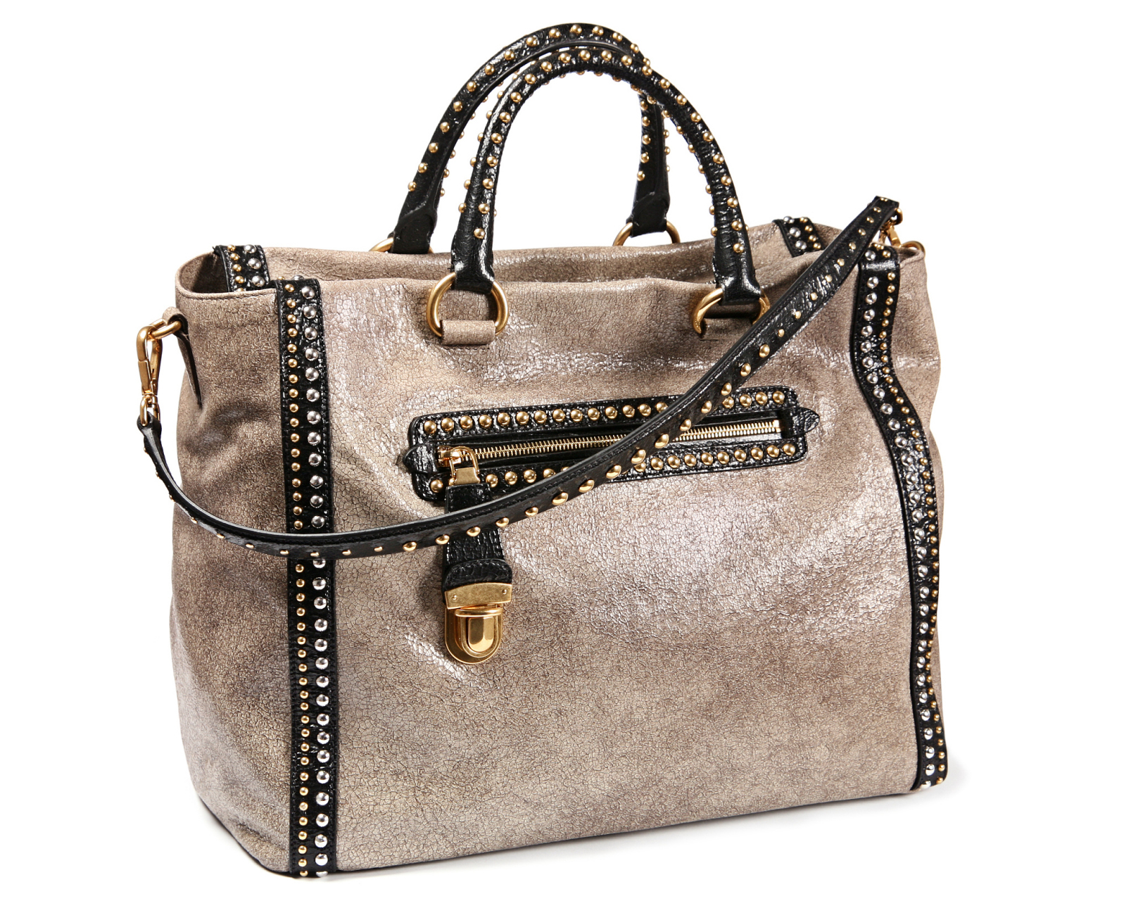 昨天我捡到一个女士名牌包,里面的手机响了,失主打来电话说,你把包还