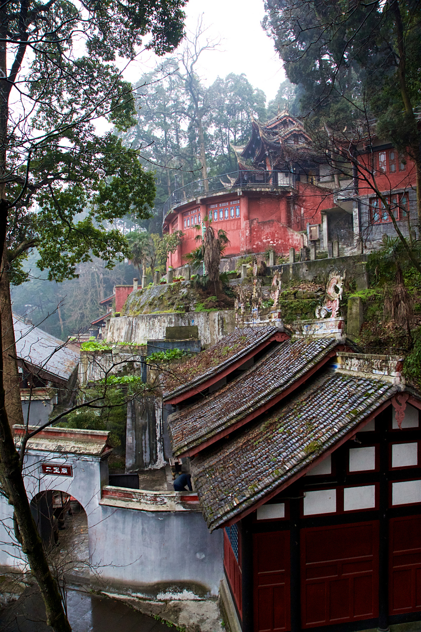 古镇青石板铺就,店铺相间,楼台错落,庭院深深,古色