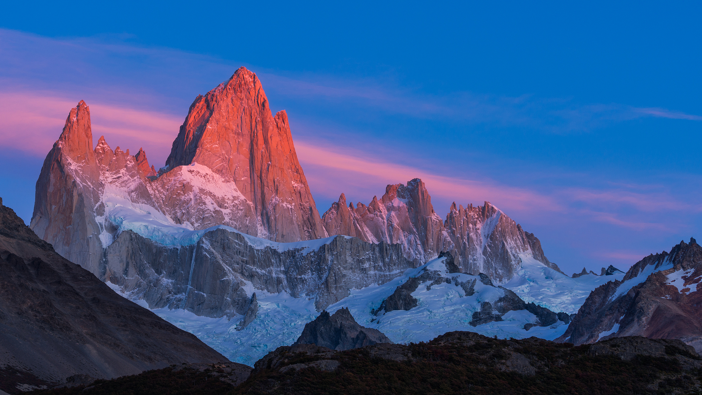 珠穆朗玛峰是世界上最高的山峰,位于喜马拉雅山脉的中心,是中国和