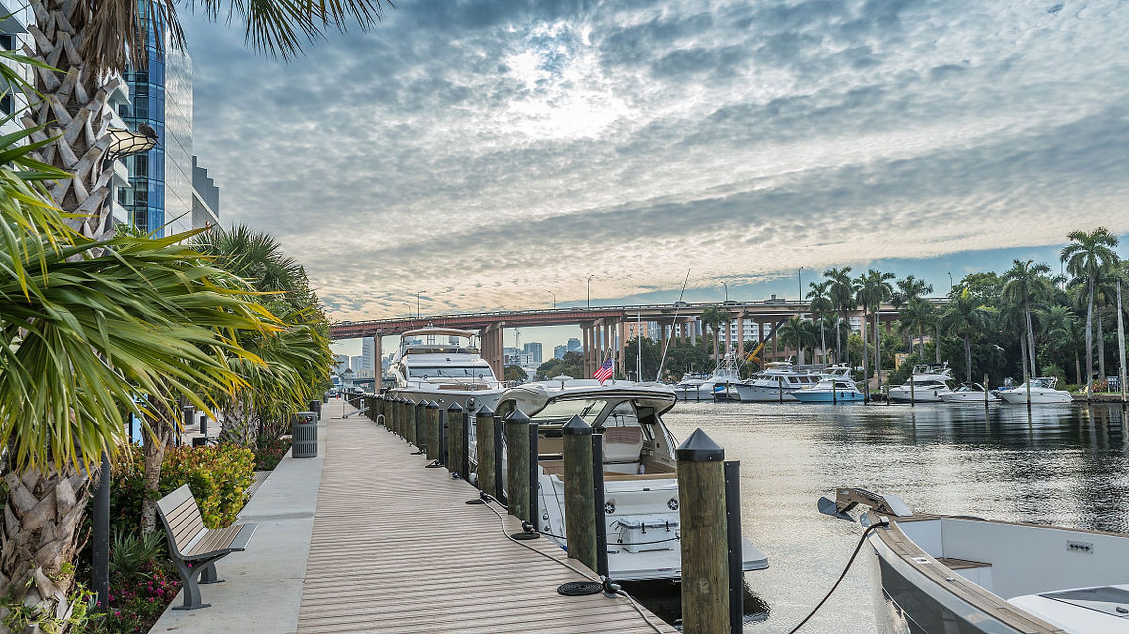 迈阿密海湾公园位于美国佛罗里达州迈阿密市区,是该地区最受欢迎的