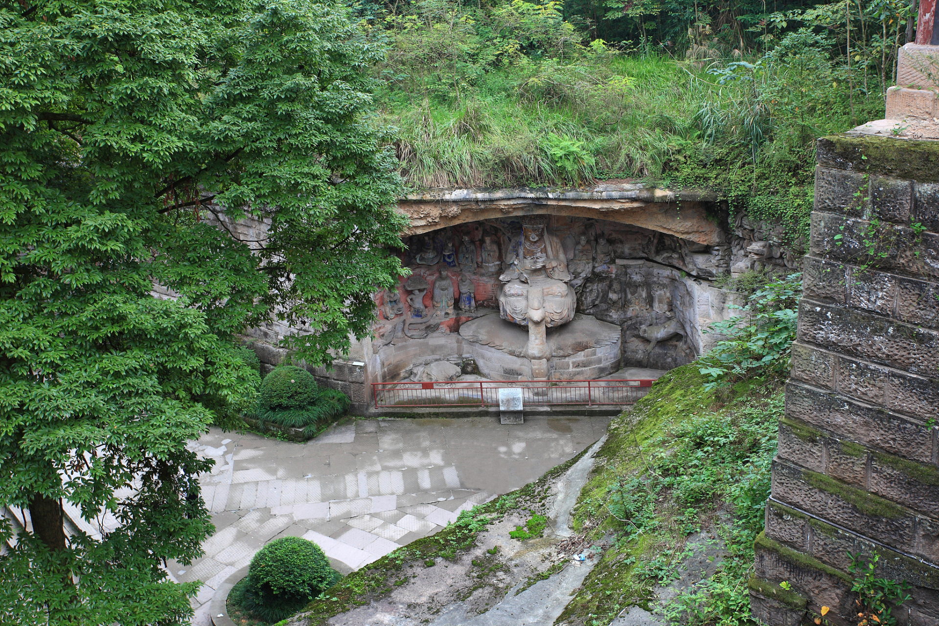 万州太白岩别故人 滴水点珠汇崖瀑 层层高台瞰江莹 知此山水影汝身