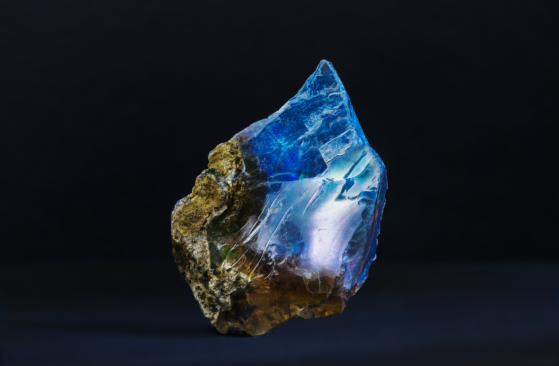 刚玉是一种高硬度,耐高温的天然矿石,有红宝石和蓝宝石等不同品种和