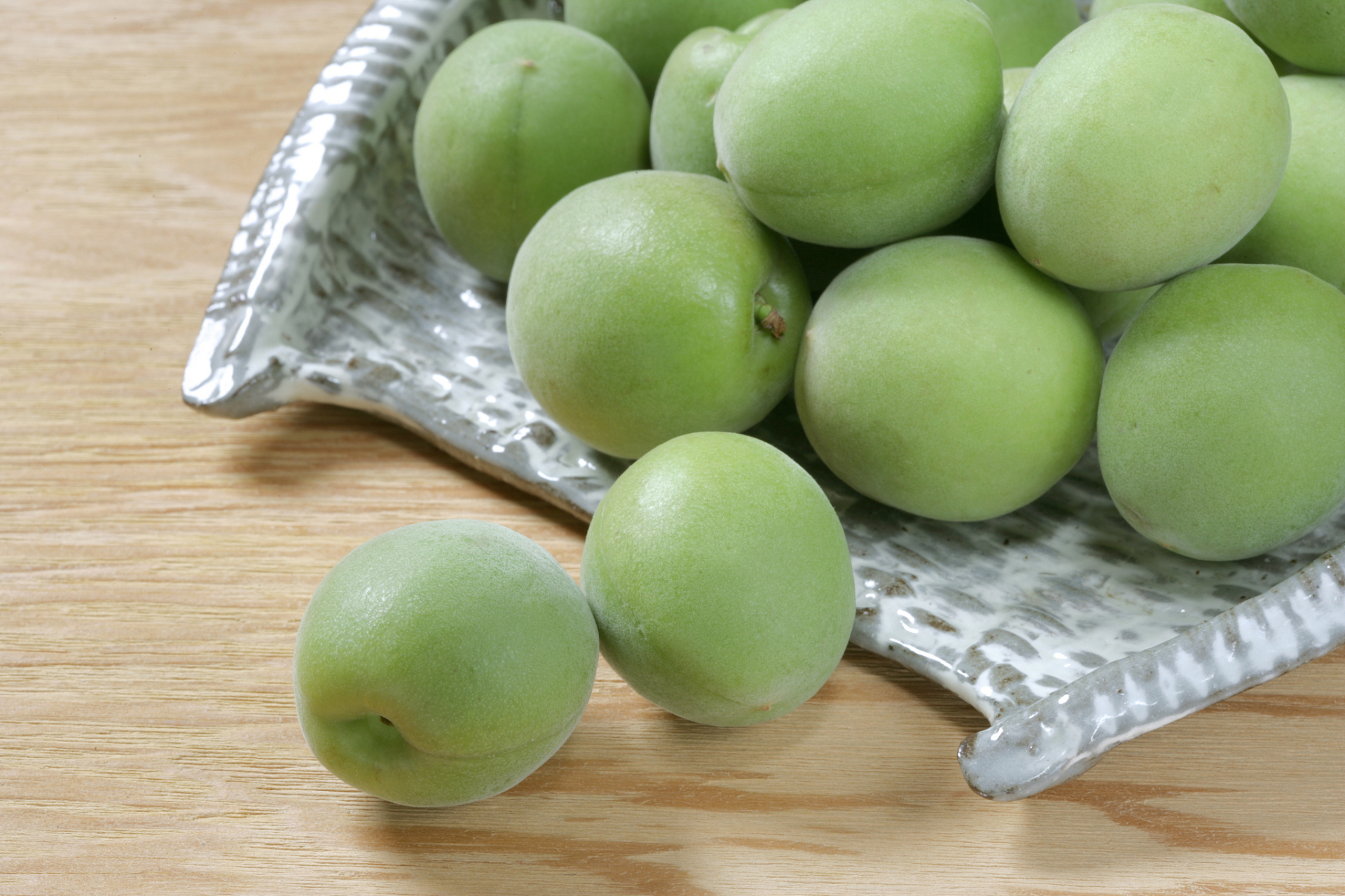 青梅,是一种热带水果,通常在特定季节上市,与其生长环境和季节性特点