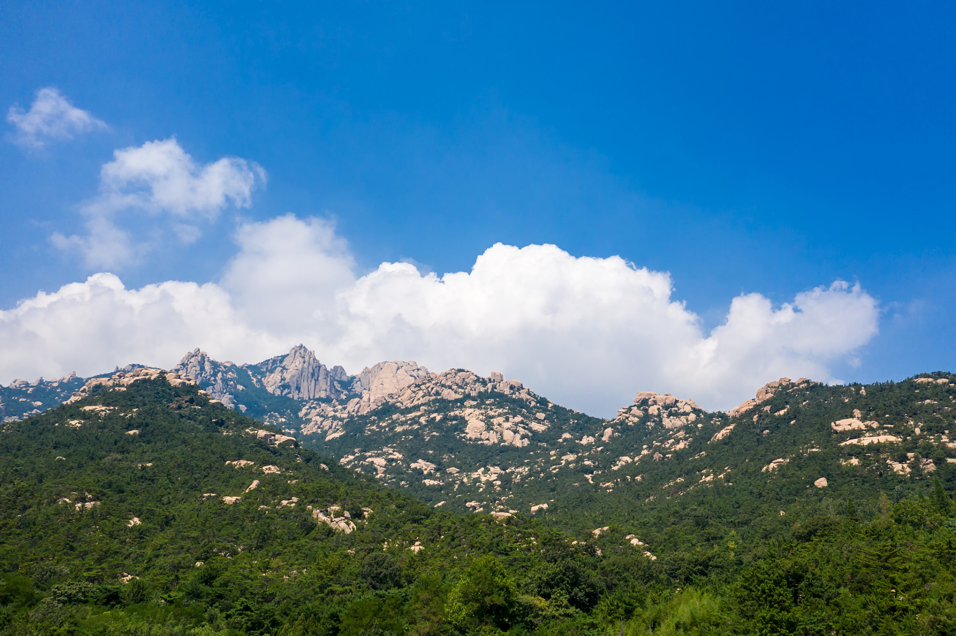 青岛崂山是青岛的一座著名的风景名胜区,也是中国道教圣地之一,崂山以