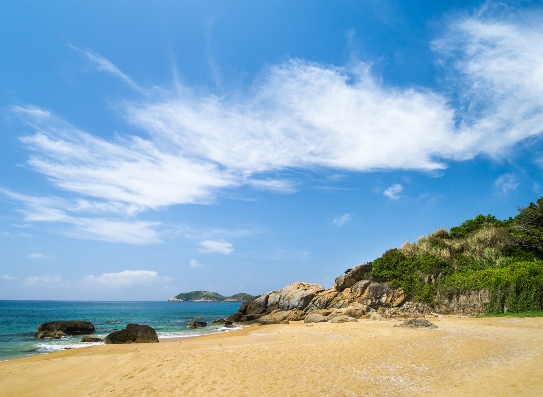 日月湾位于海南万宁县加新,田新二管区之间,西连陵水县,以牛岭为界,是