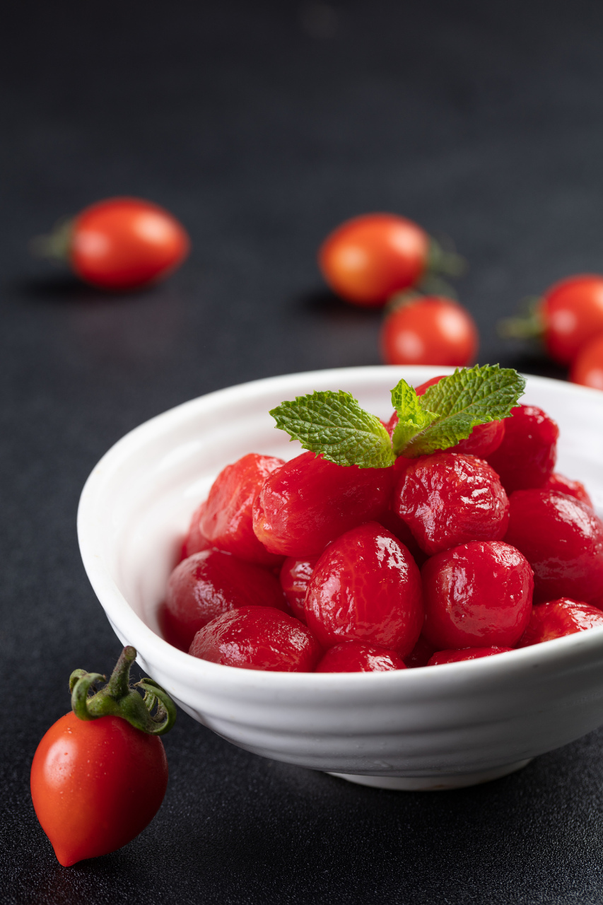 制作梅渍小番茄的方法如下:  所需材料: - 新鲜小番茄 - 白糖 - 挝