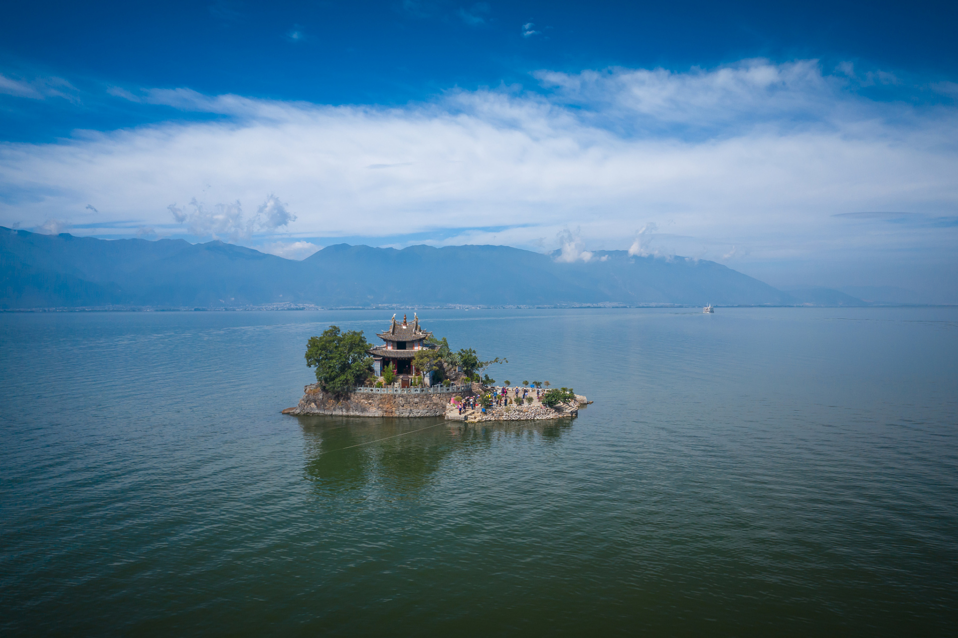 位于云南省大理市的洱海,被誉为云南湖泊的明珠,秋日的她更是如画美景