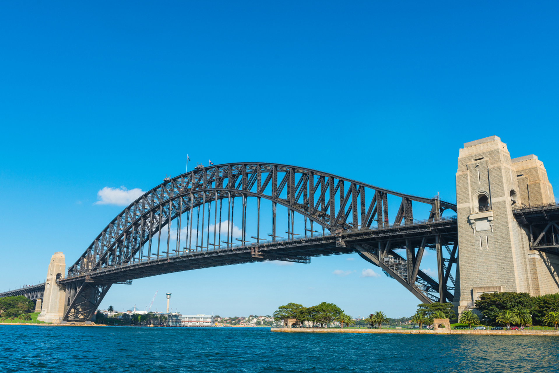 桥是重要的交通设施,可连接河流,山谷等,根据建筑材料可分为木桥,石桥