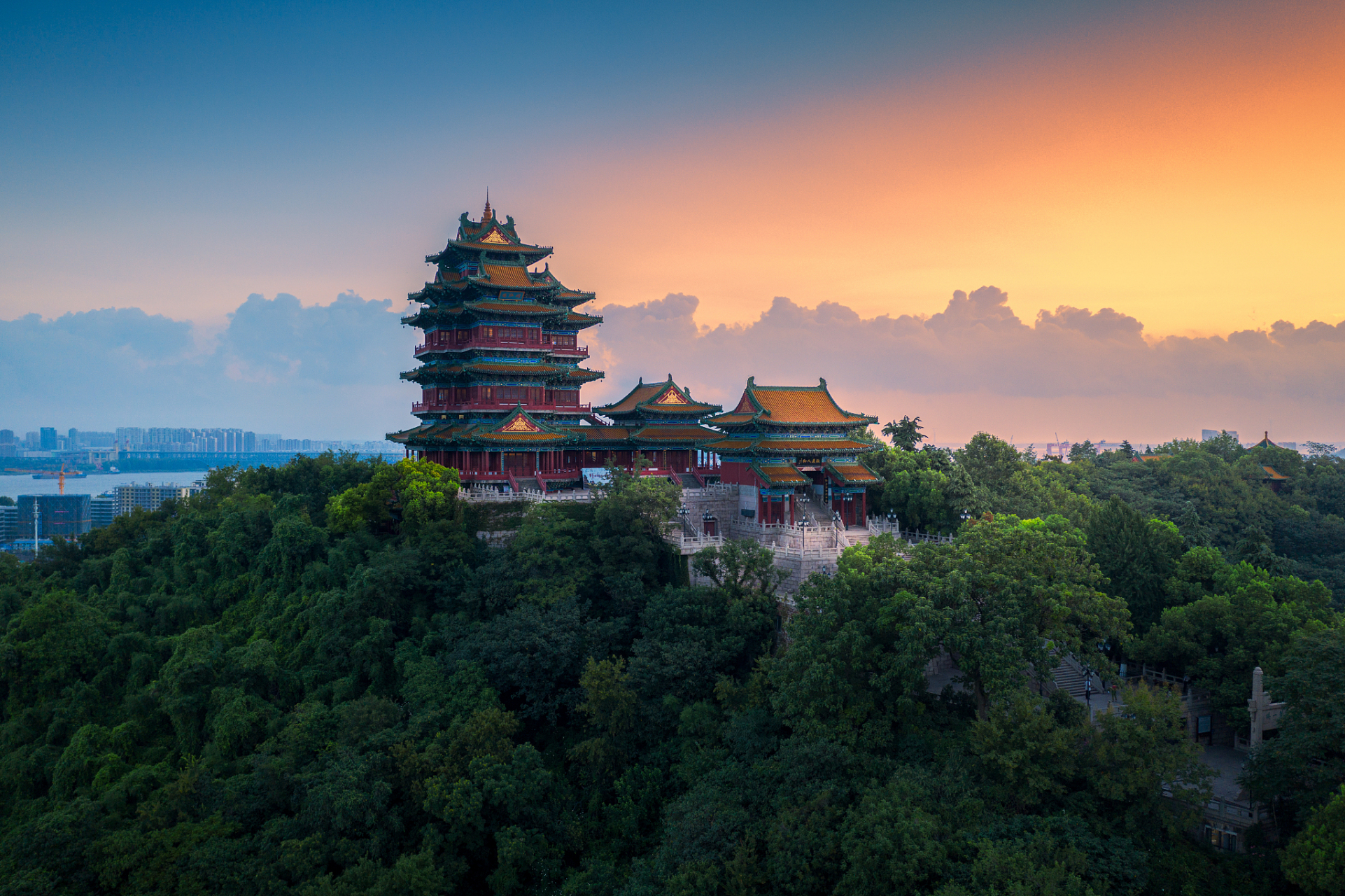 閱江樓,它位於江蘇省南京市鼓樓區,地處揚子江畔,為中國十大歷史文化