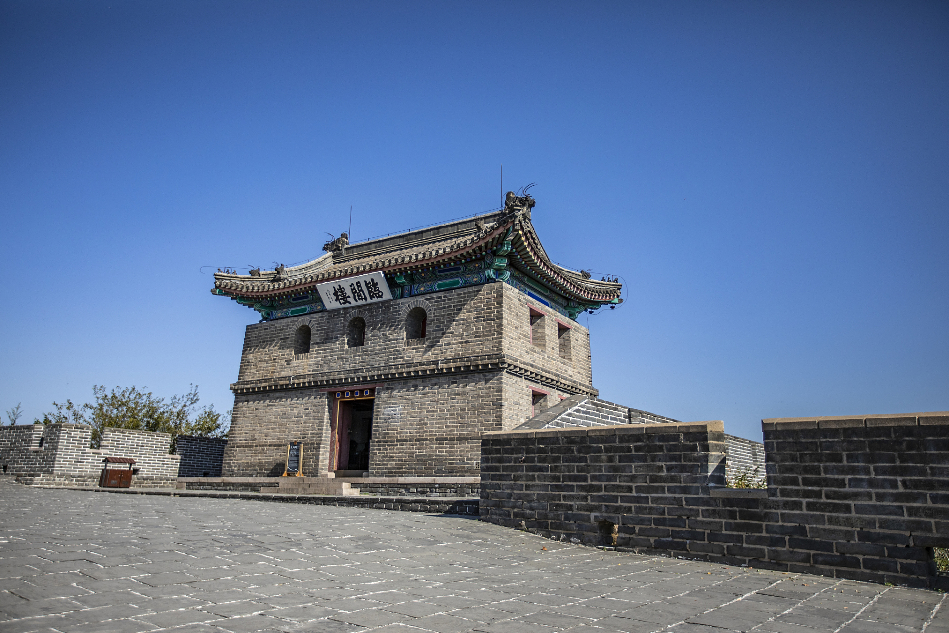 秋天到河北旅游必去的3个景点有:  塞罕坝 .