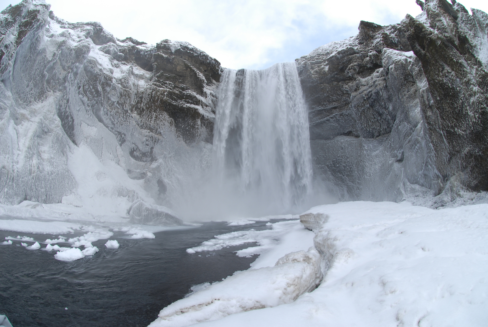 黄果树瀑布:位于中国贵州的黄果树瀑布,在冬季,虽然水量少了很多,但