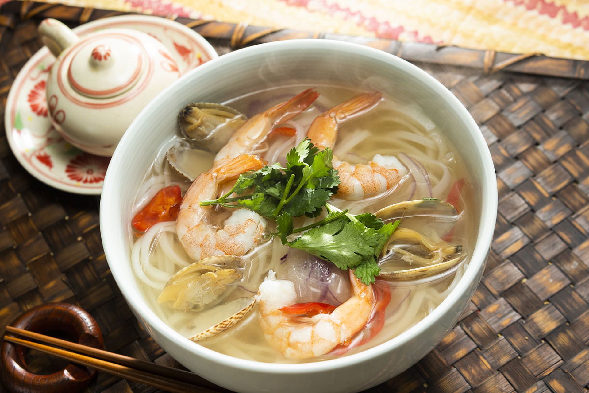 大家好,欢迎来到农村美食课堂,你想要在家享受鲜美的海鲜汤粉吗?