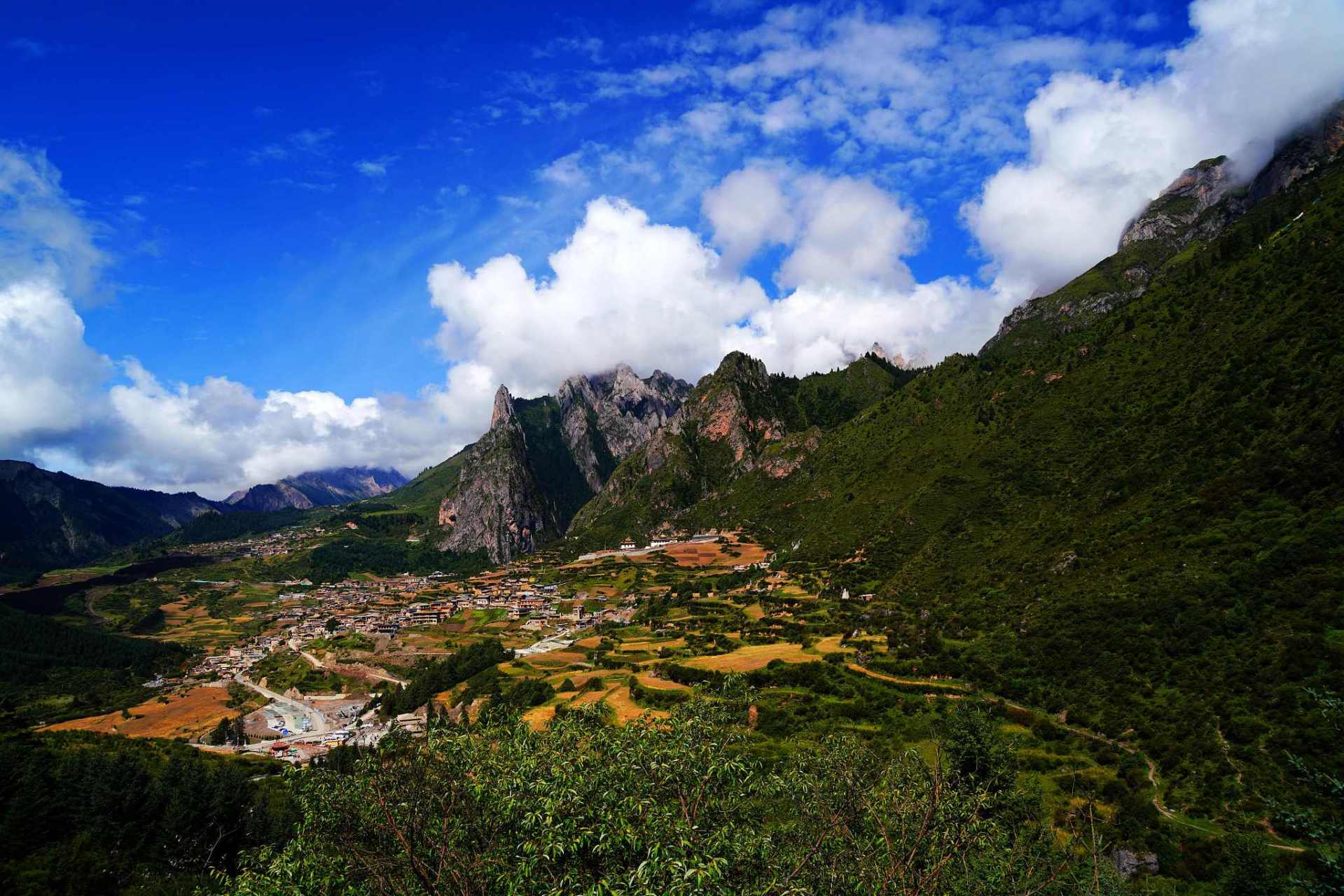 扎尕那山,位于如今的甘肃迭部县西北28公里处,益哇乡的最上部.