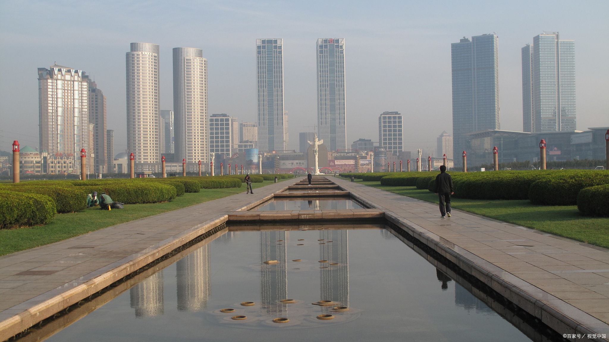 星海广场位于大连市中心,是一个现代化城市广场,汇聚了文化,商业和