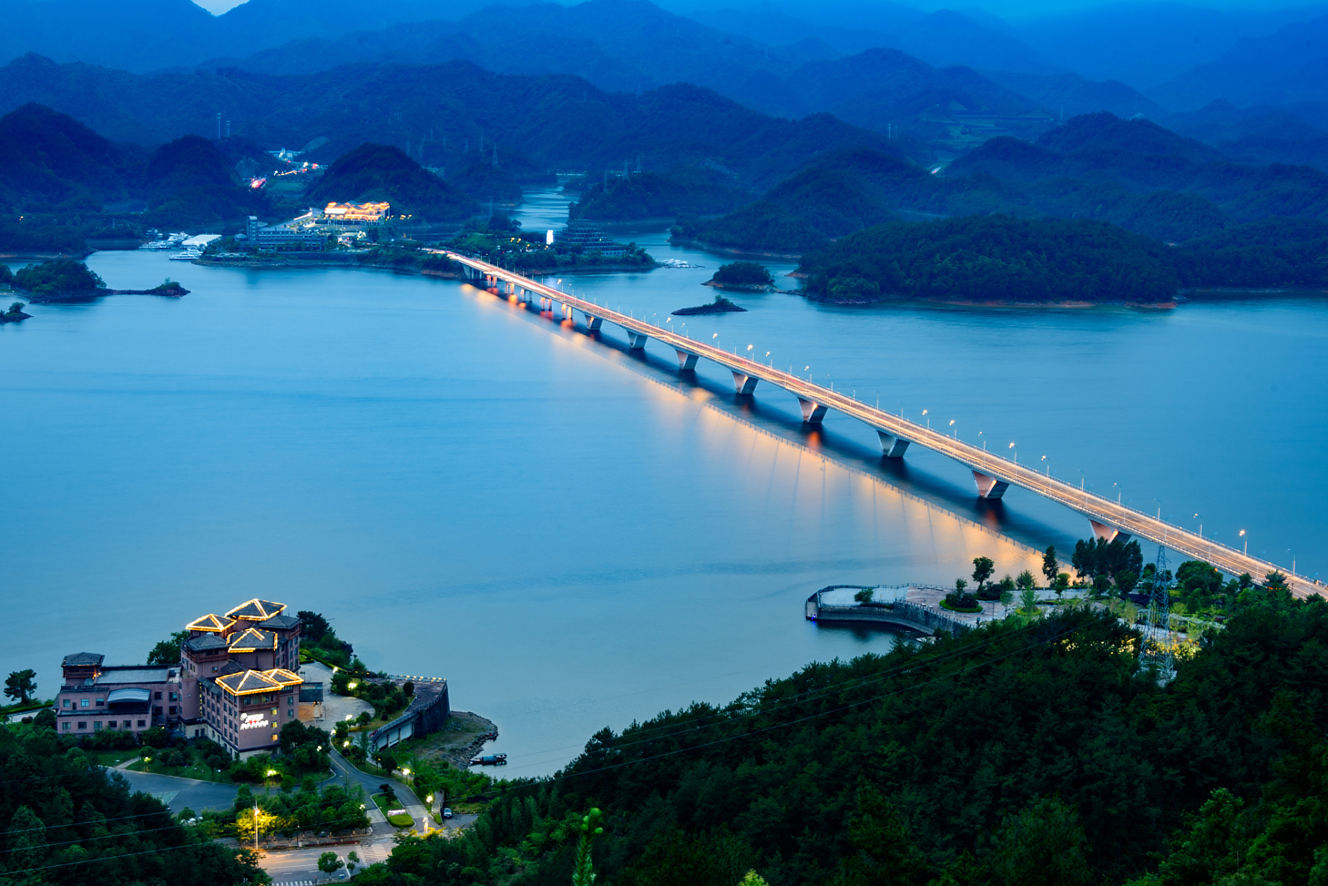 三江两岸滨水游# 杭州人文之旅:游走在这条旅游黄金线上,您不仅可以