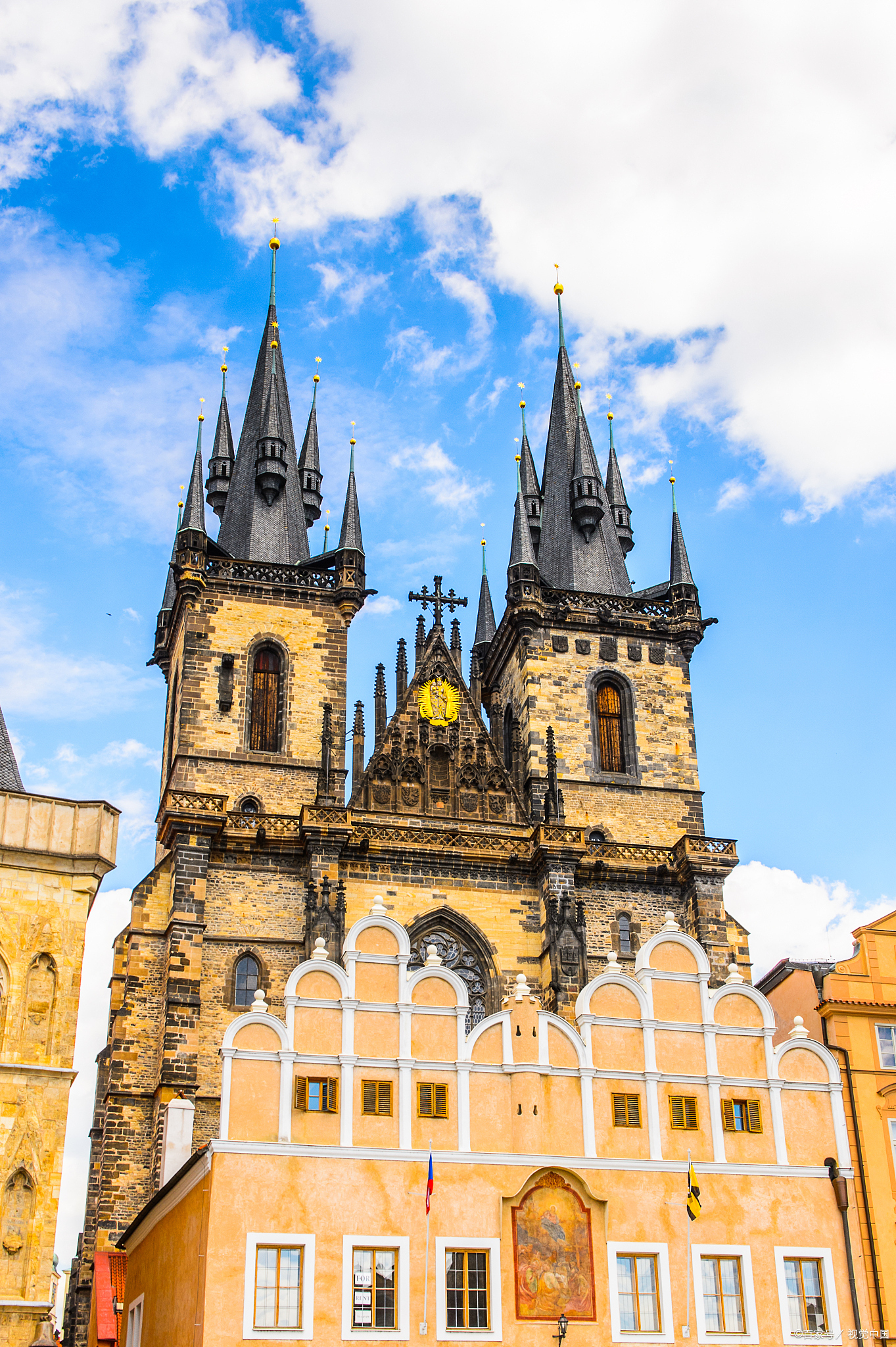 布拉格城堡,这座屹立于伏尔塔瓦河畔的宏伟建筑群,不仅是捷克的历史