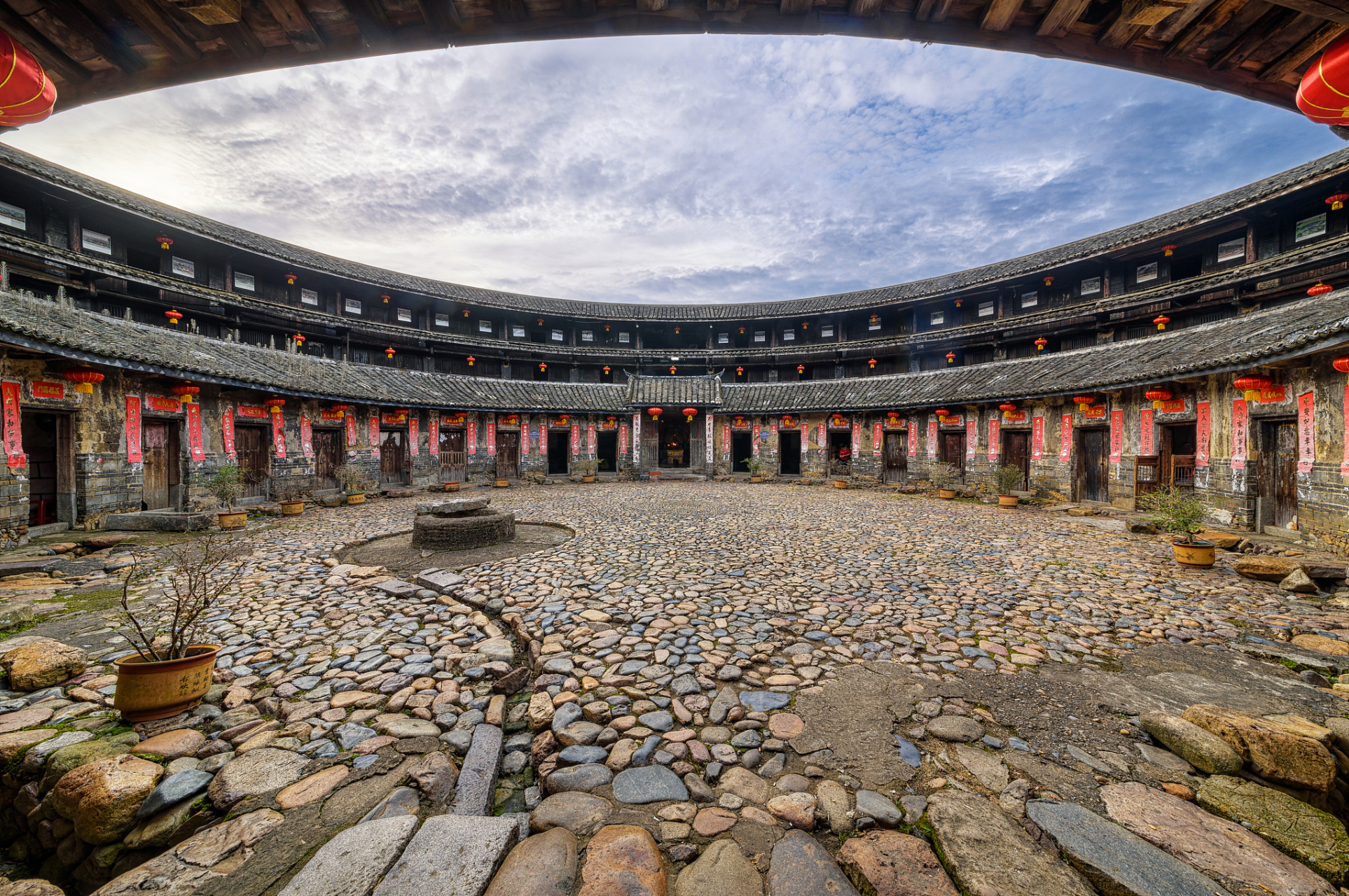 这种建筑形式主要分布在福建,广东,江西,湖南,广西等地的客家聚居区.