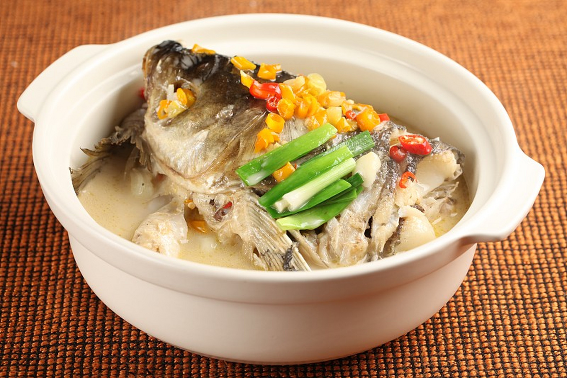 砂锅鱼头煲是中华美食,选材讲究,烹饪技巧独特