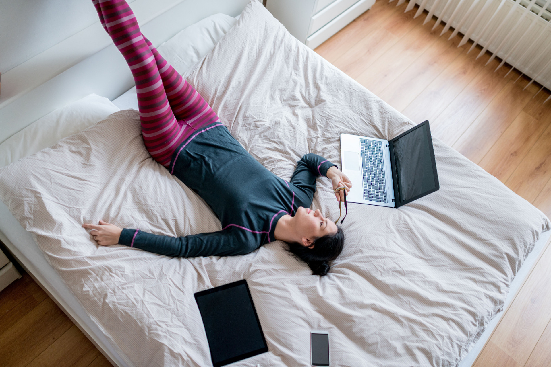 他们选择"躺平",也就是躺在床上度过每一天.