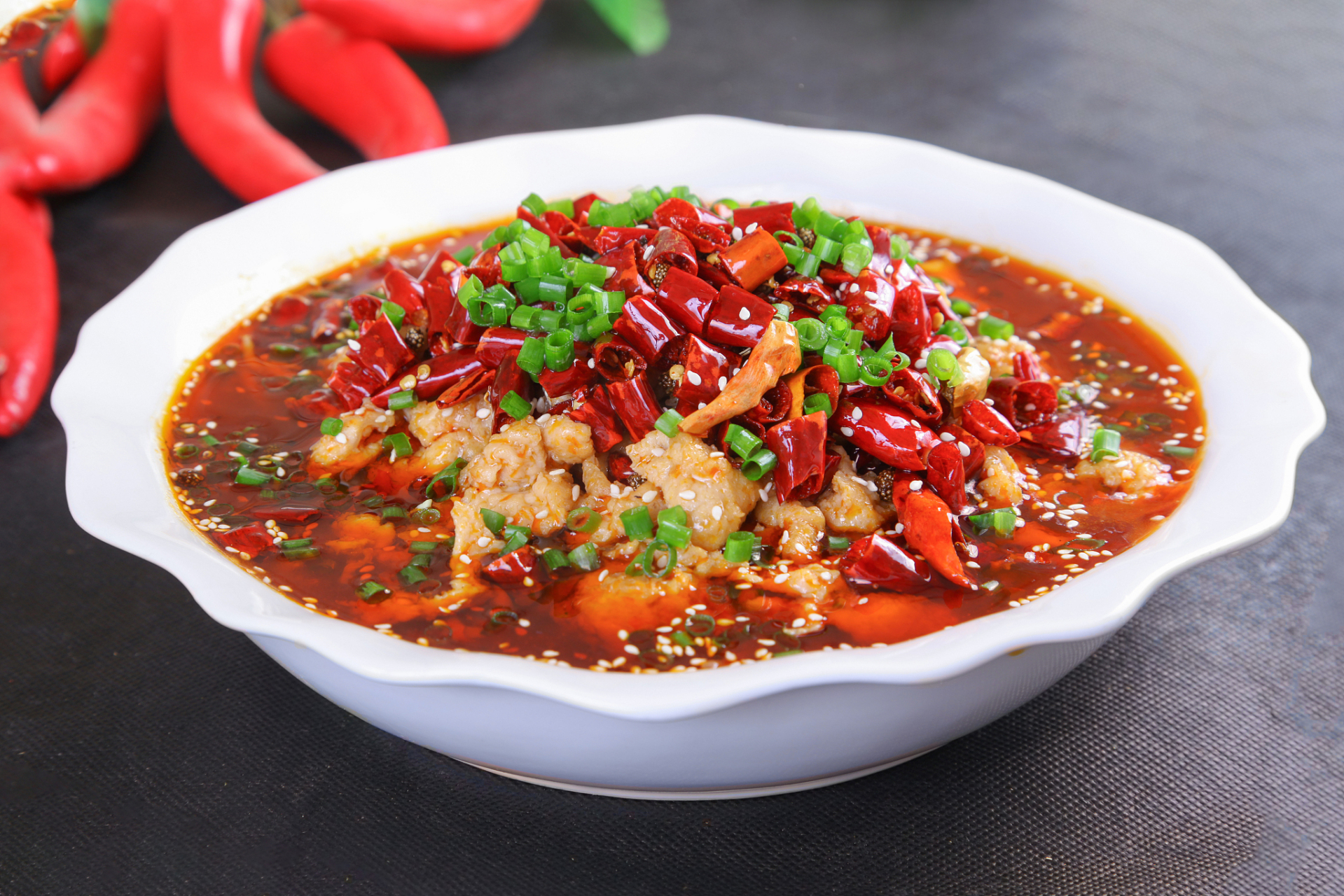 麻婆豆腐挑战你的味蕾极限;水煮鱼鲜嫩滋味让你欲罢不能.