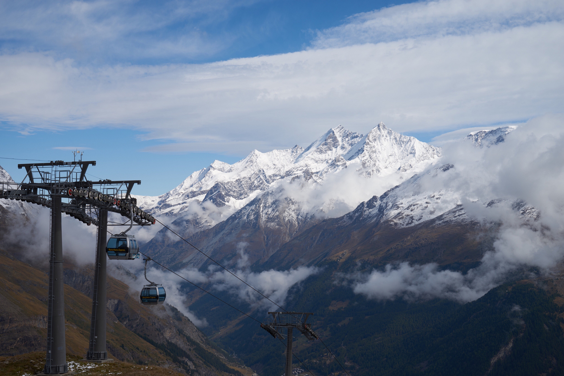 雅拉雪山观景台是一个非常值得推荐的旅游胜地.
