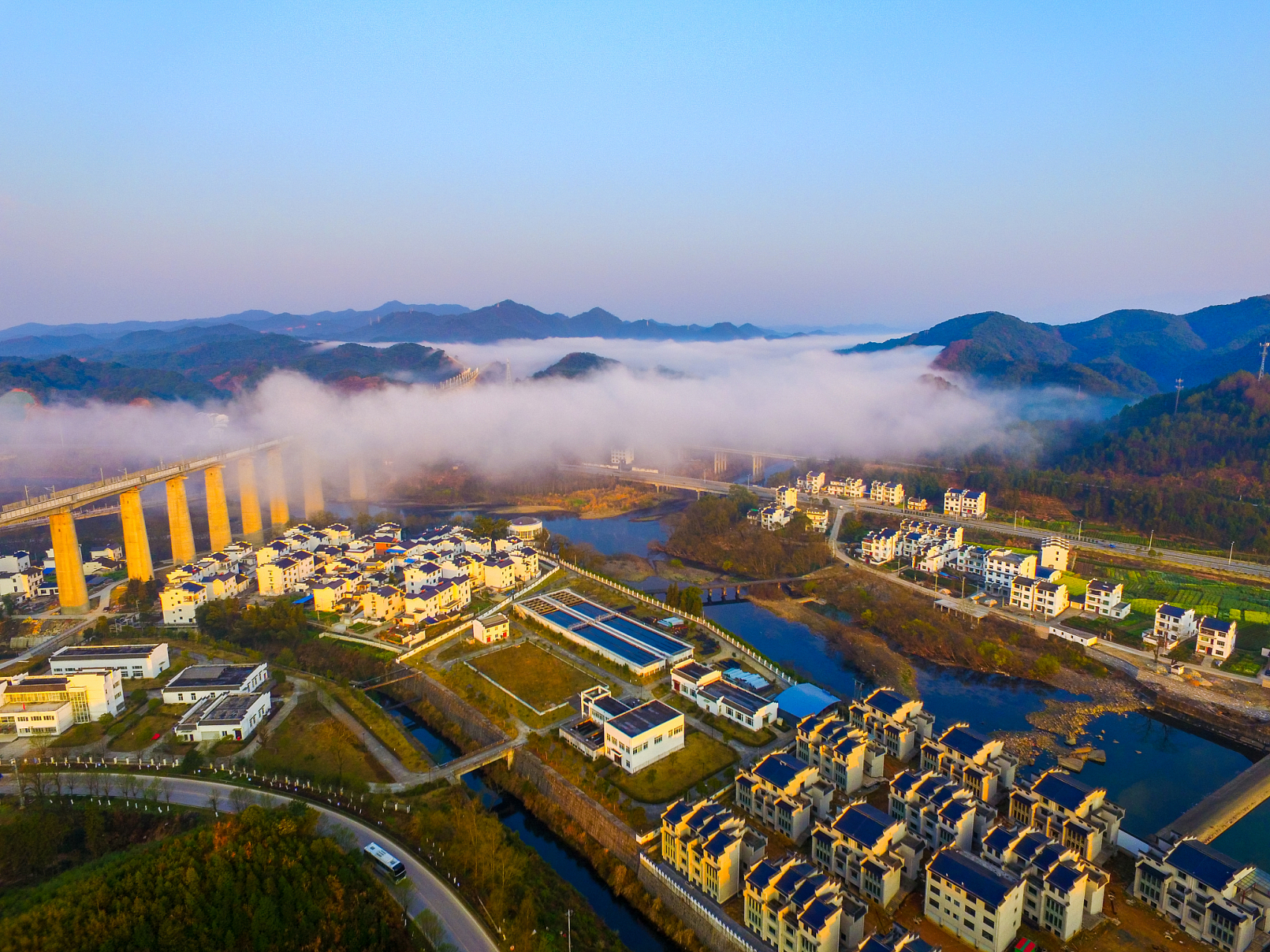 蒙山县隶属于广西梧州市,位于广西东部大瑶山之东,梧州市西北部.